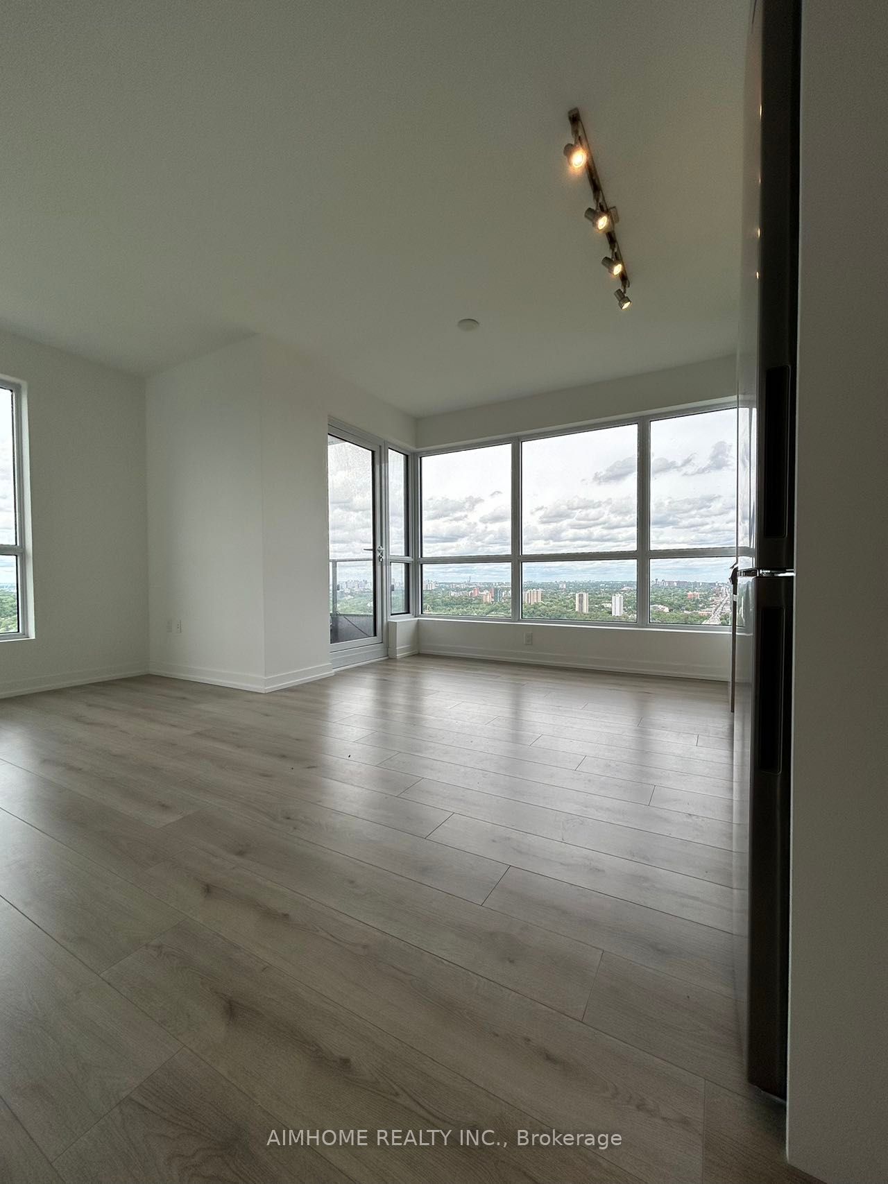 395 Bloor St E, #3407
