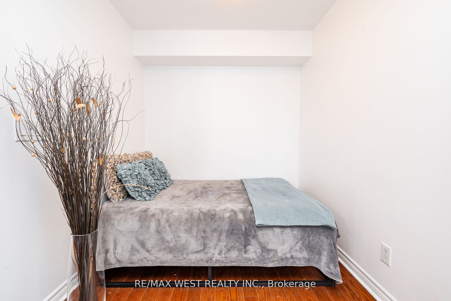 27 Rean Drive #522