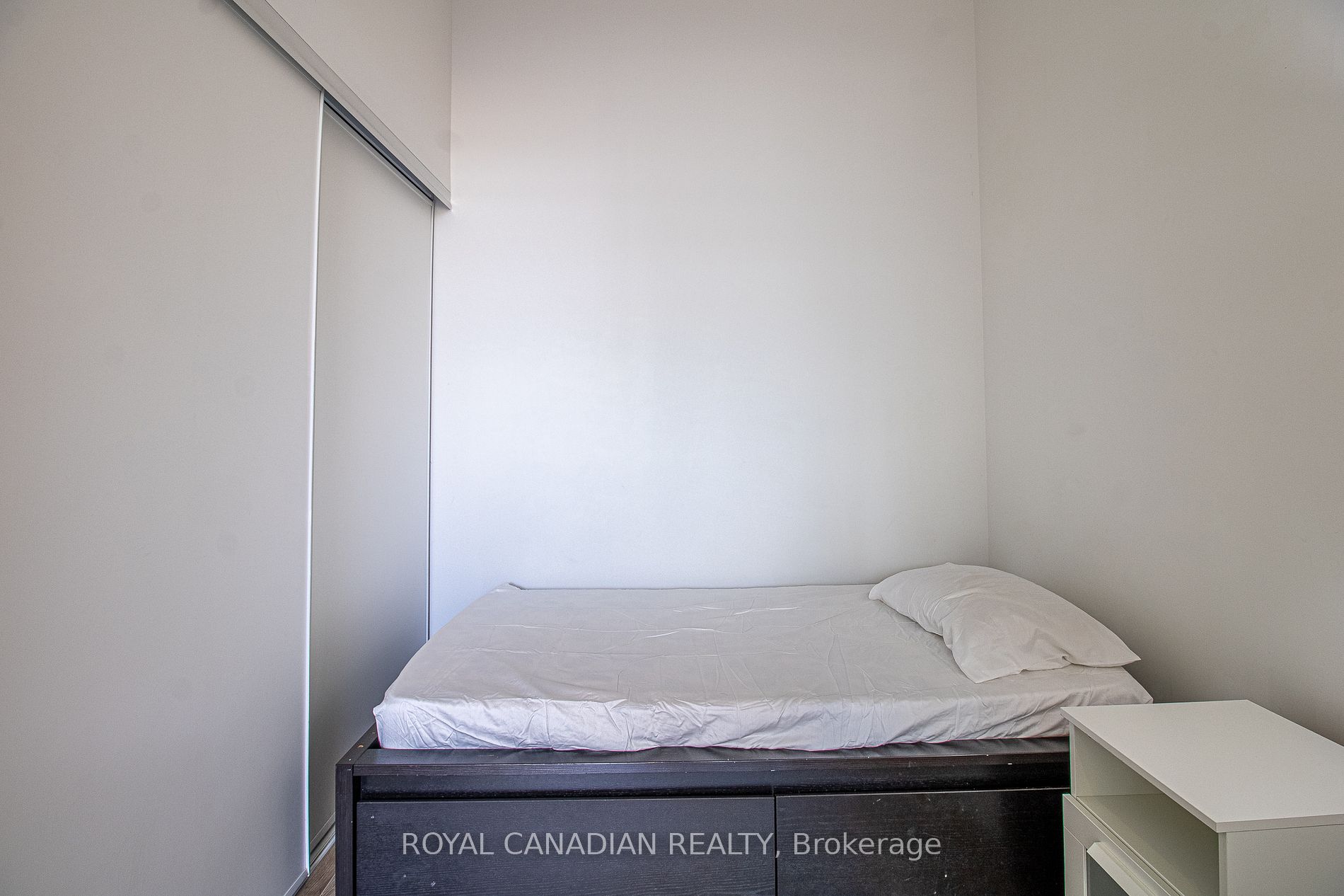 20 Edward St, #404
