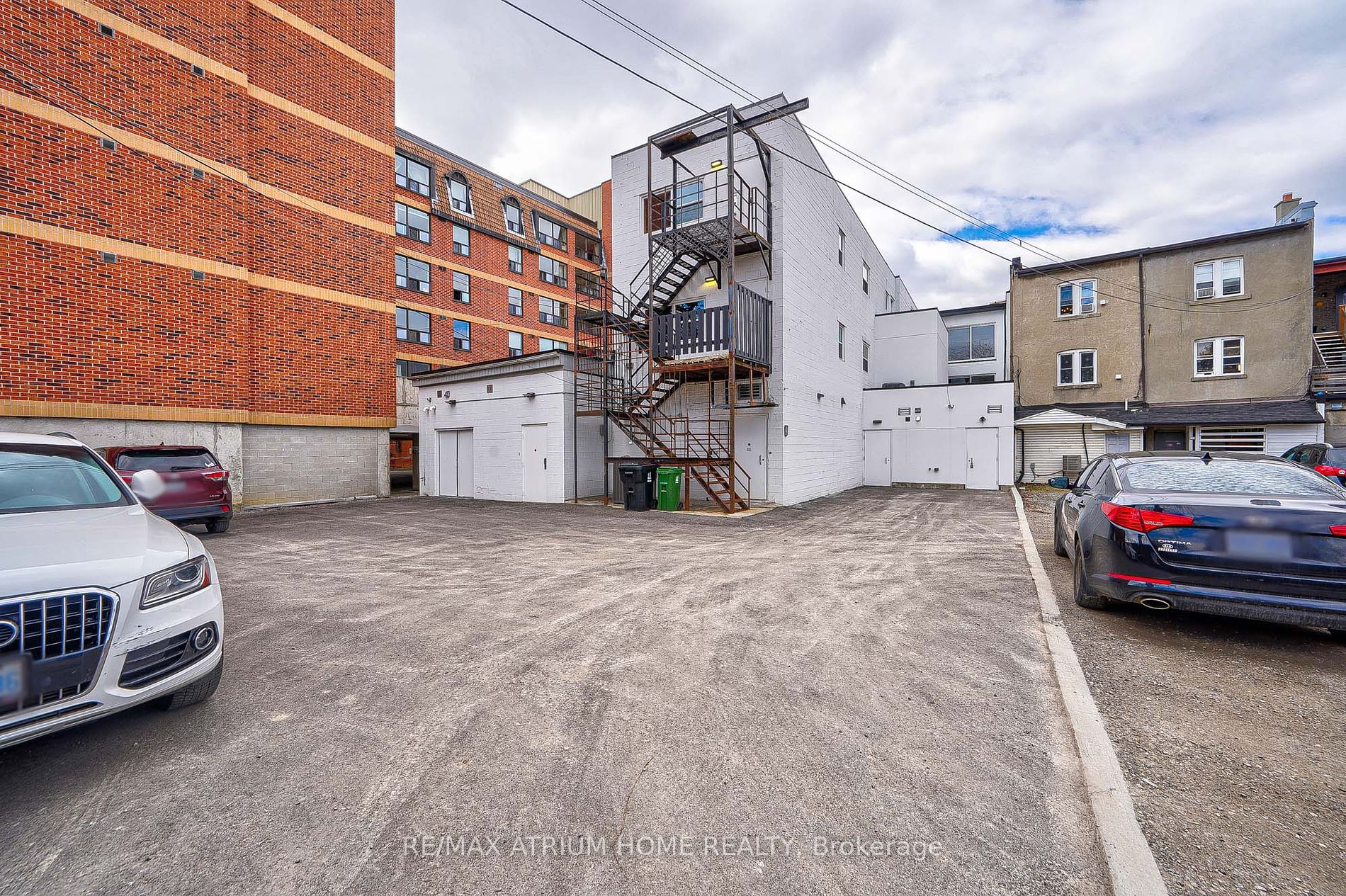 2577 Yonge St