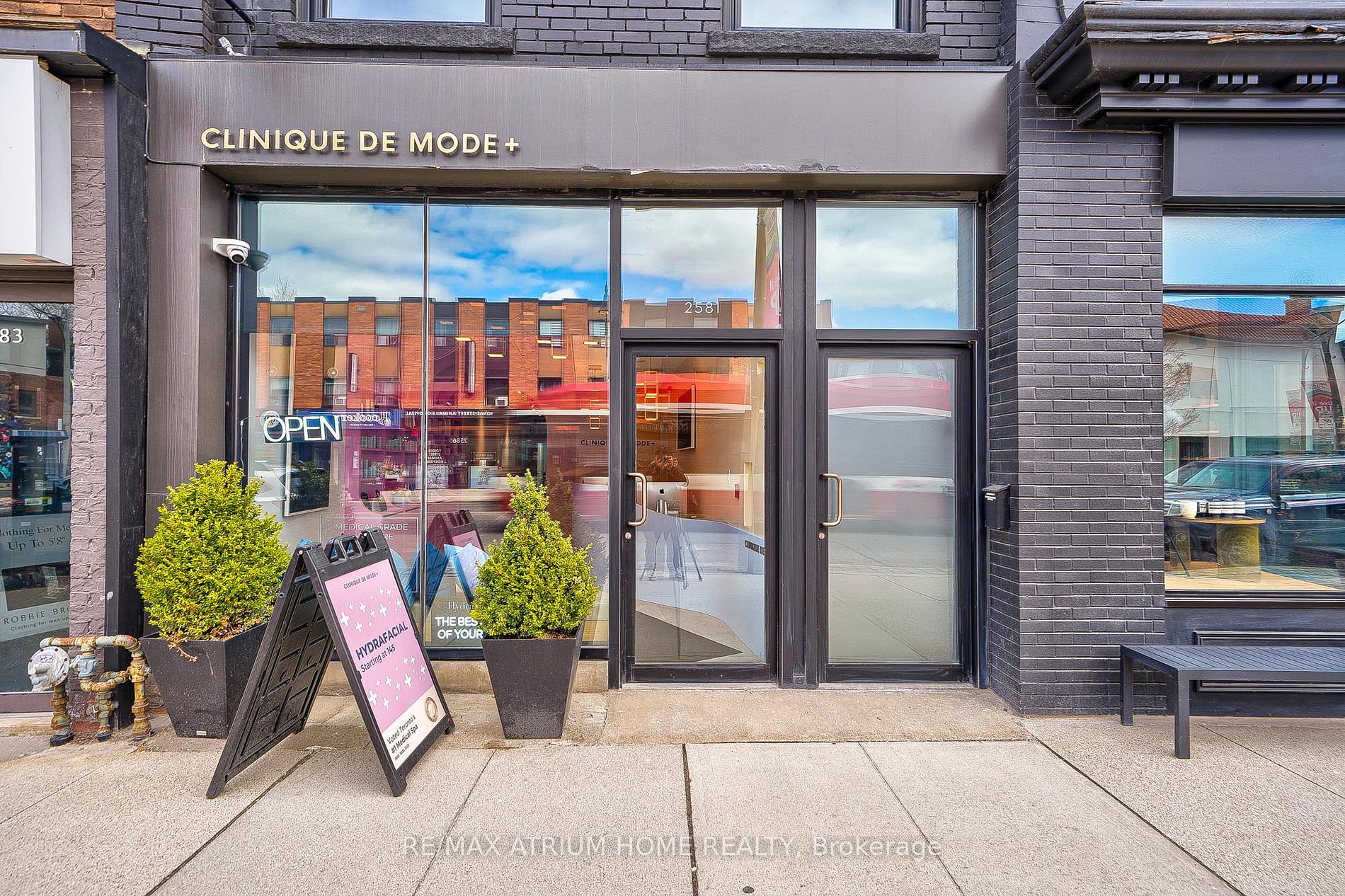 2577 Yonge St
