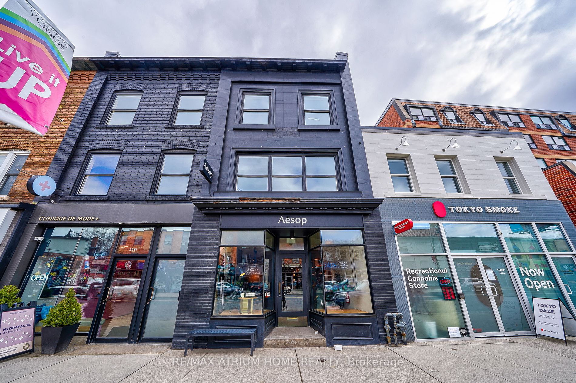 2577 Yonge St