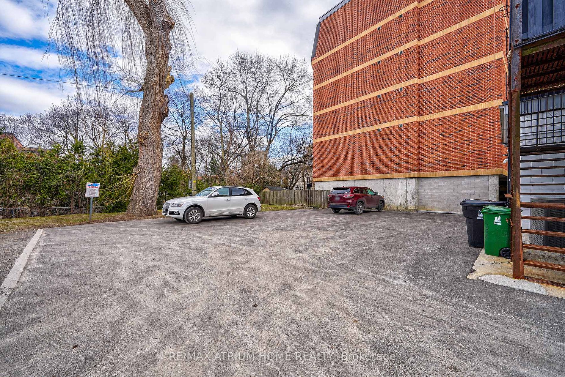 2577 Yonge St