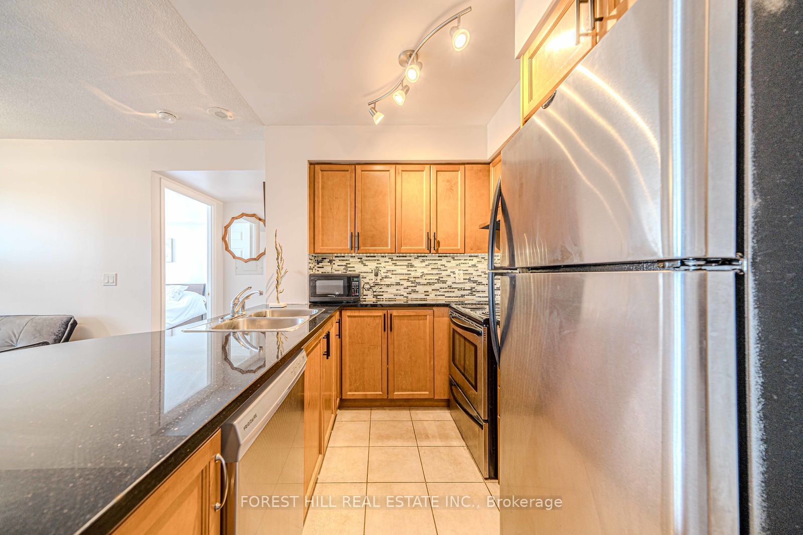 18 Kenaston Gdns, #1010