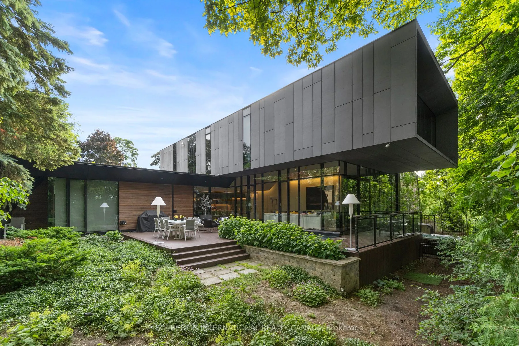 95 Riverview Dr