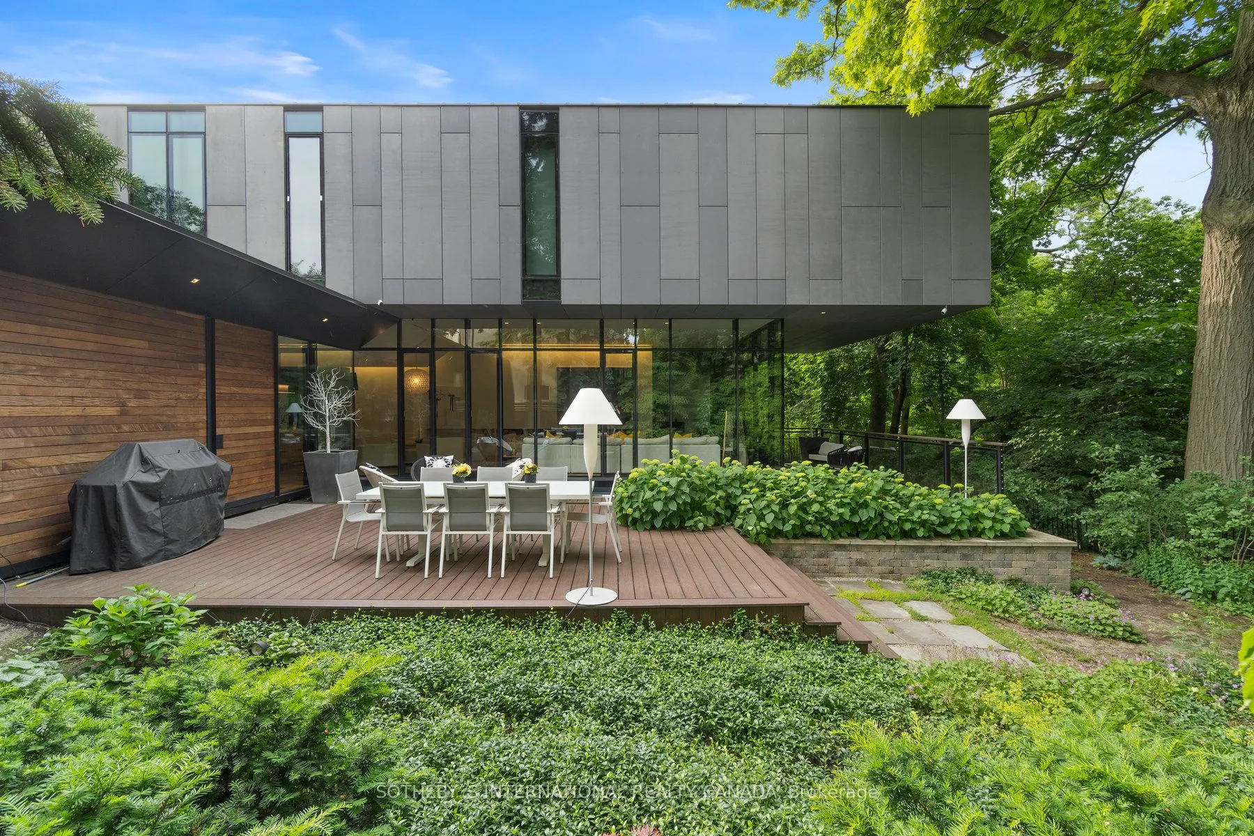 95 Riverview Dr