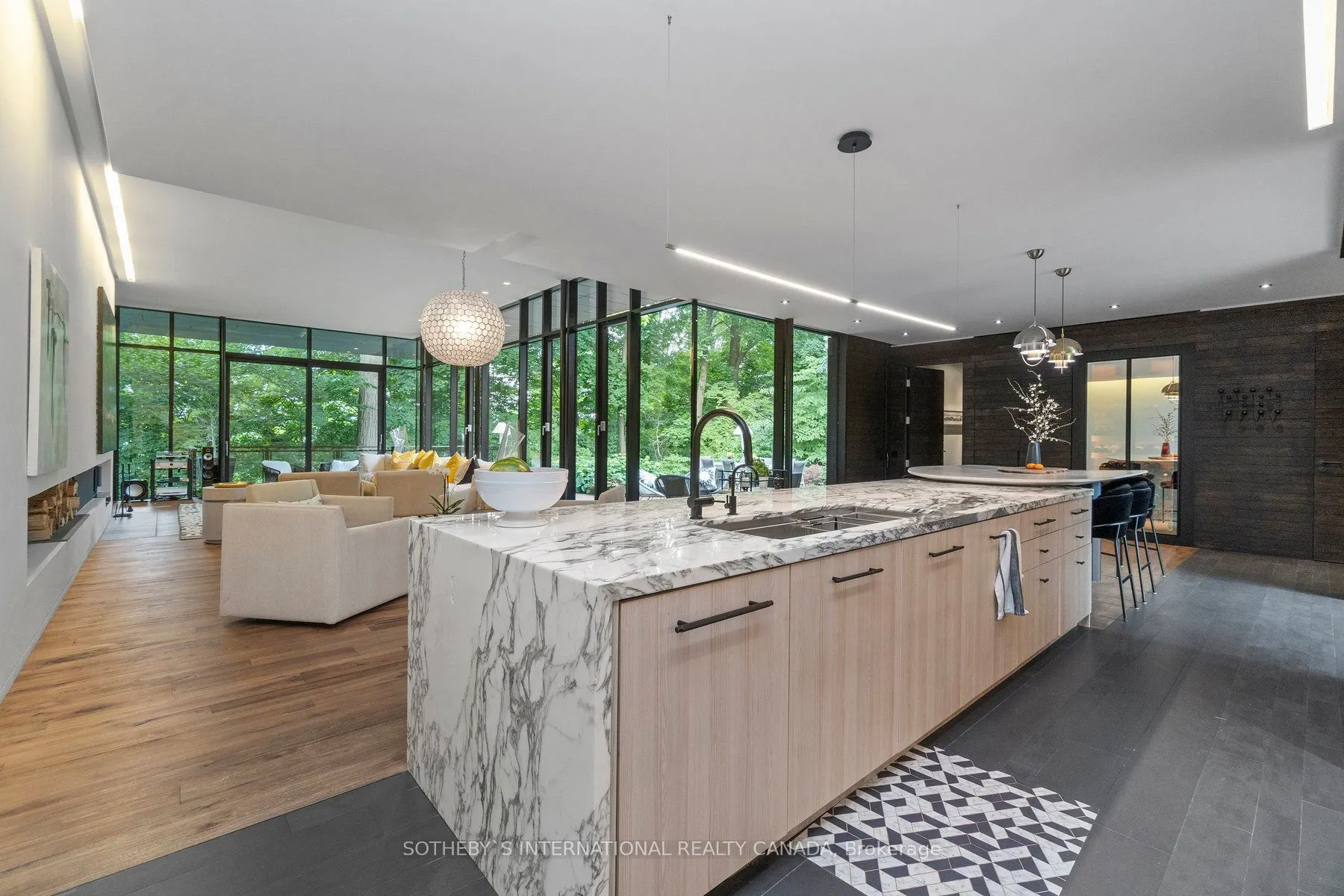 95 Riverview Dr