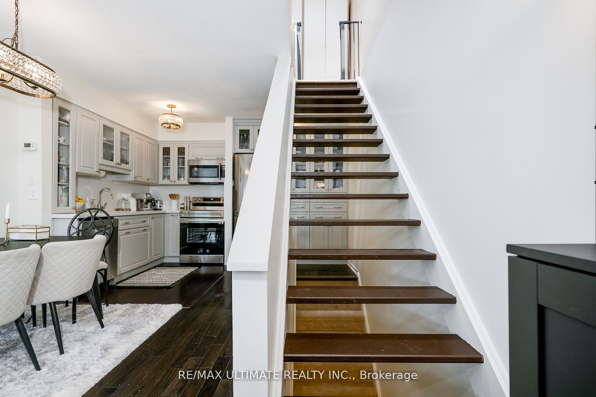69 Upper Canada Dr, #2