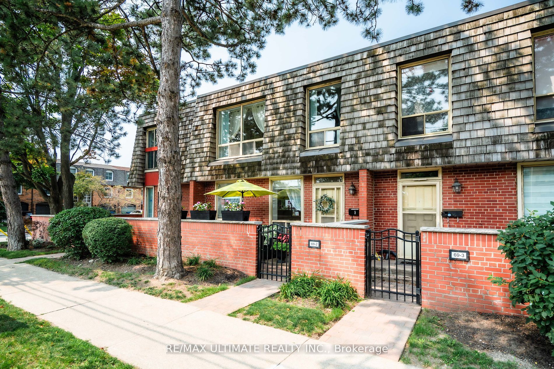 69 Upper Canada Dr, #2