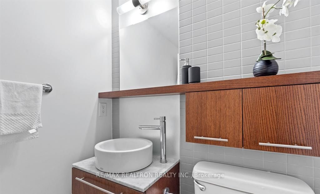 25 Carlton St, #2208