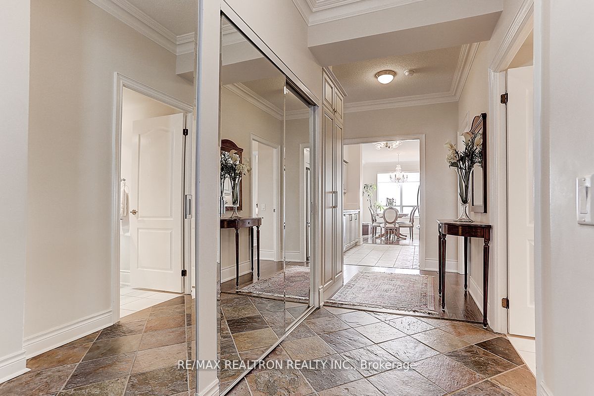 2 Clairtrell Rd, #Rg5