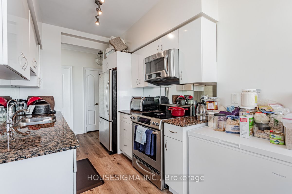 212 Eglinton Avenue E, #PH301