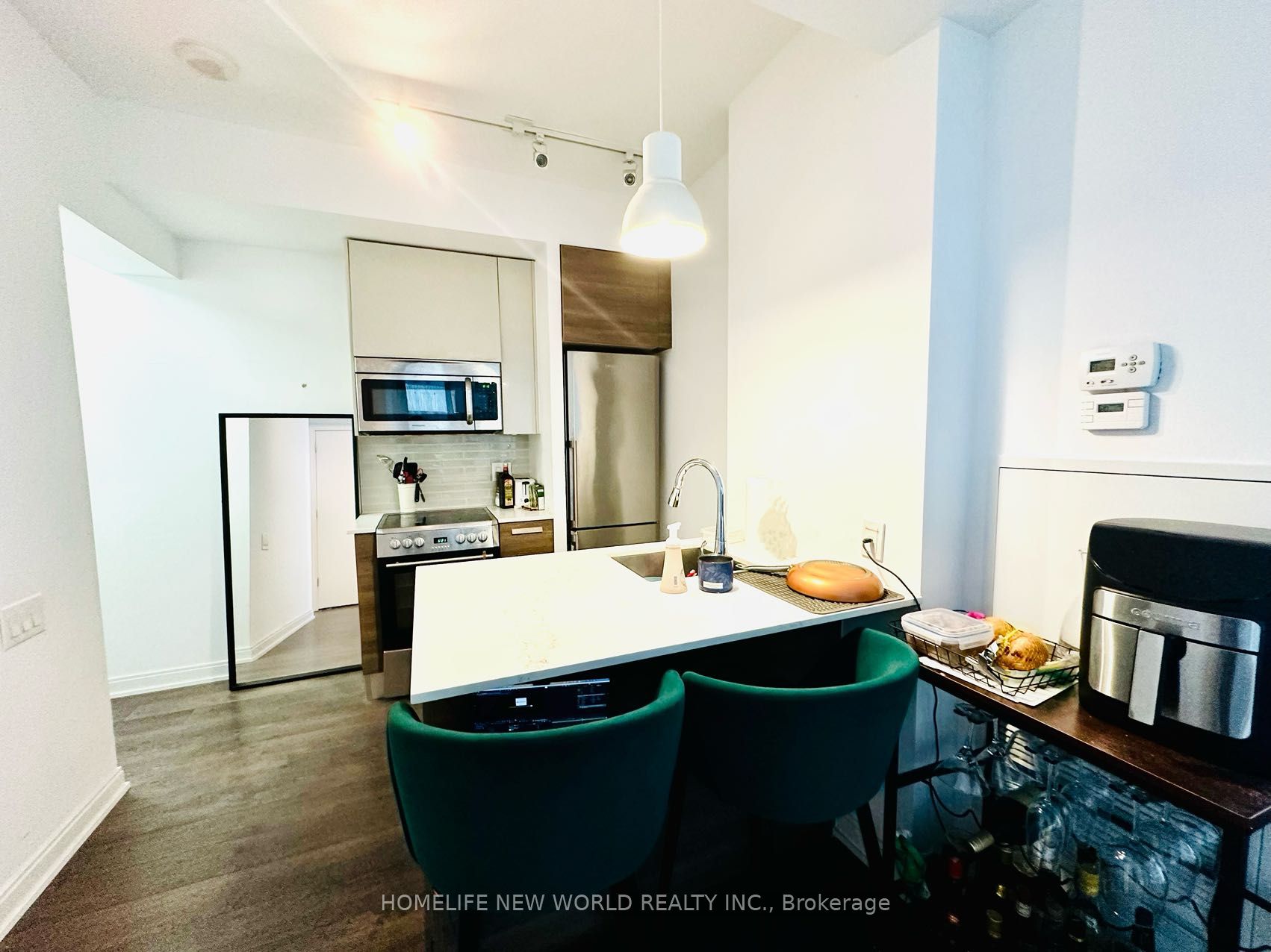 42 Charles St E, #809