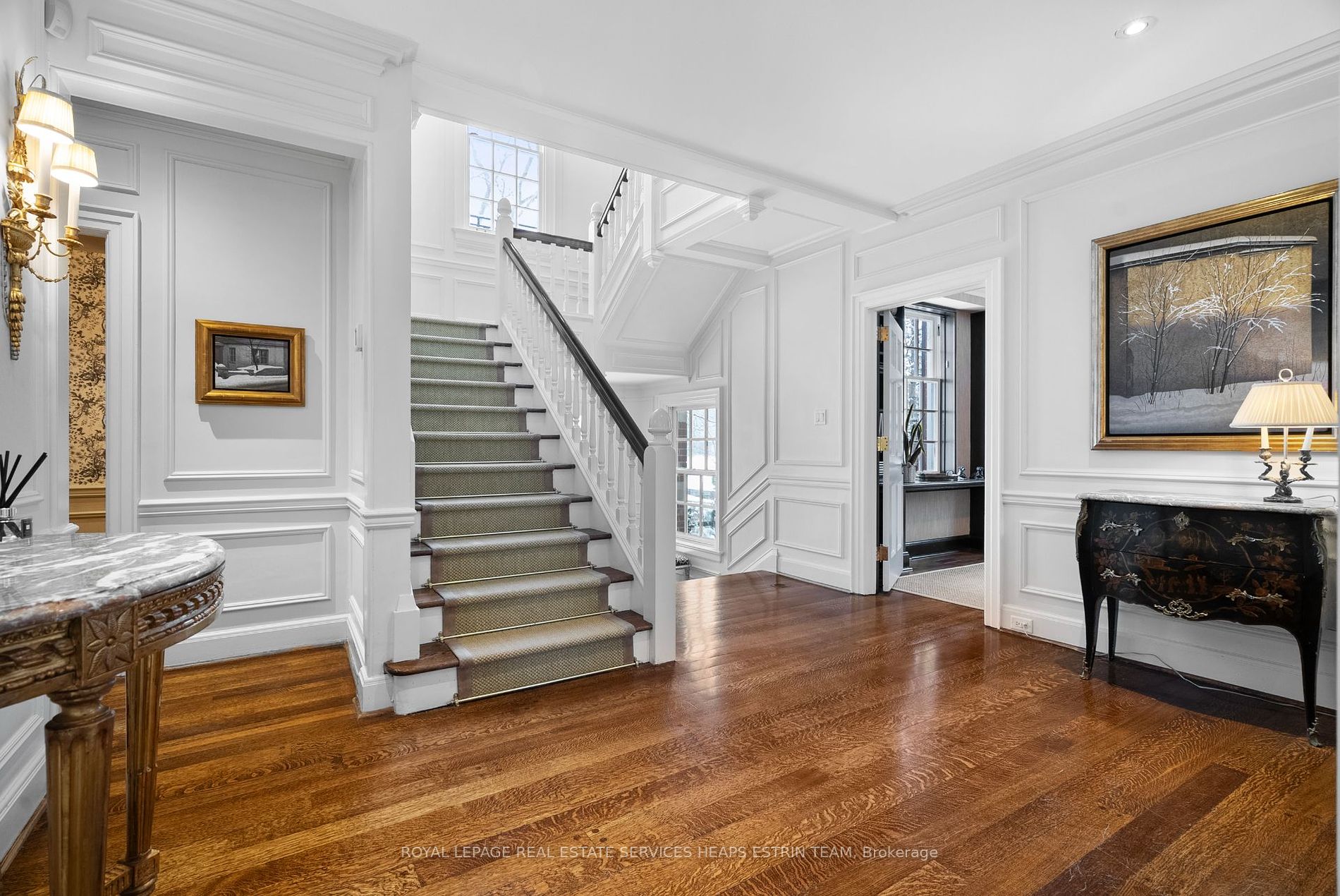 8 Lawrence Crescent