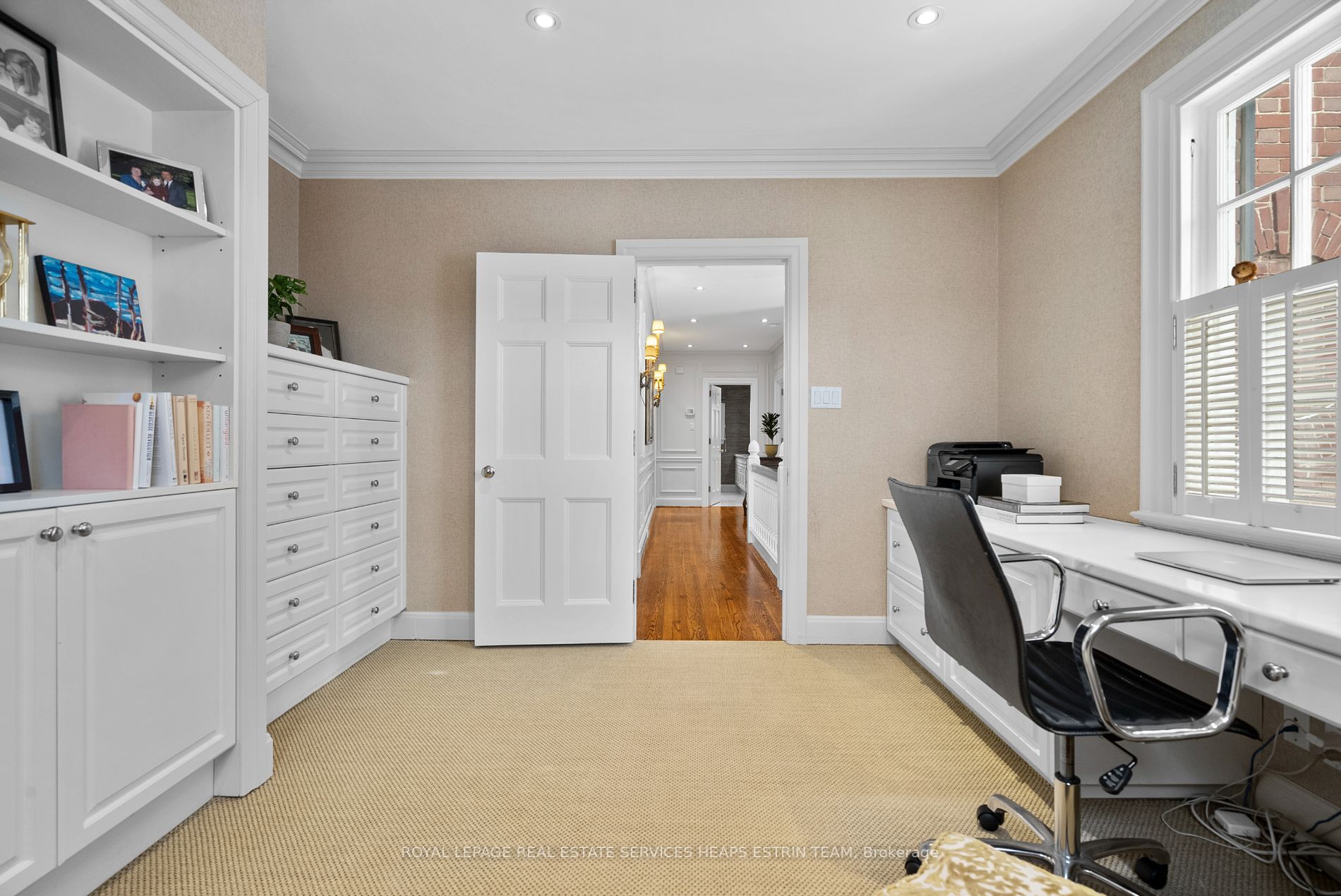 8 Lawrence Crescent
