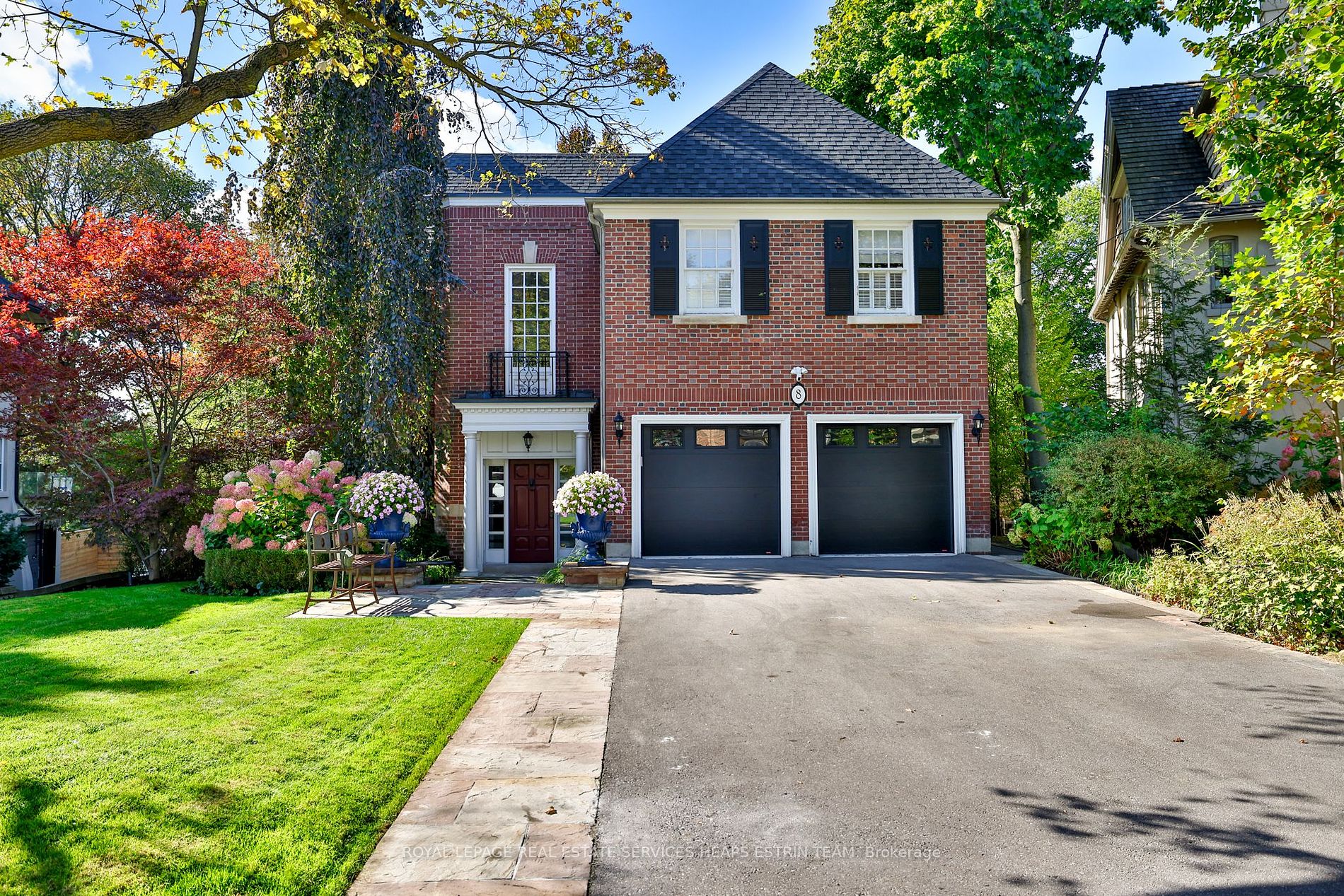 8 Lawrence Crescent