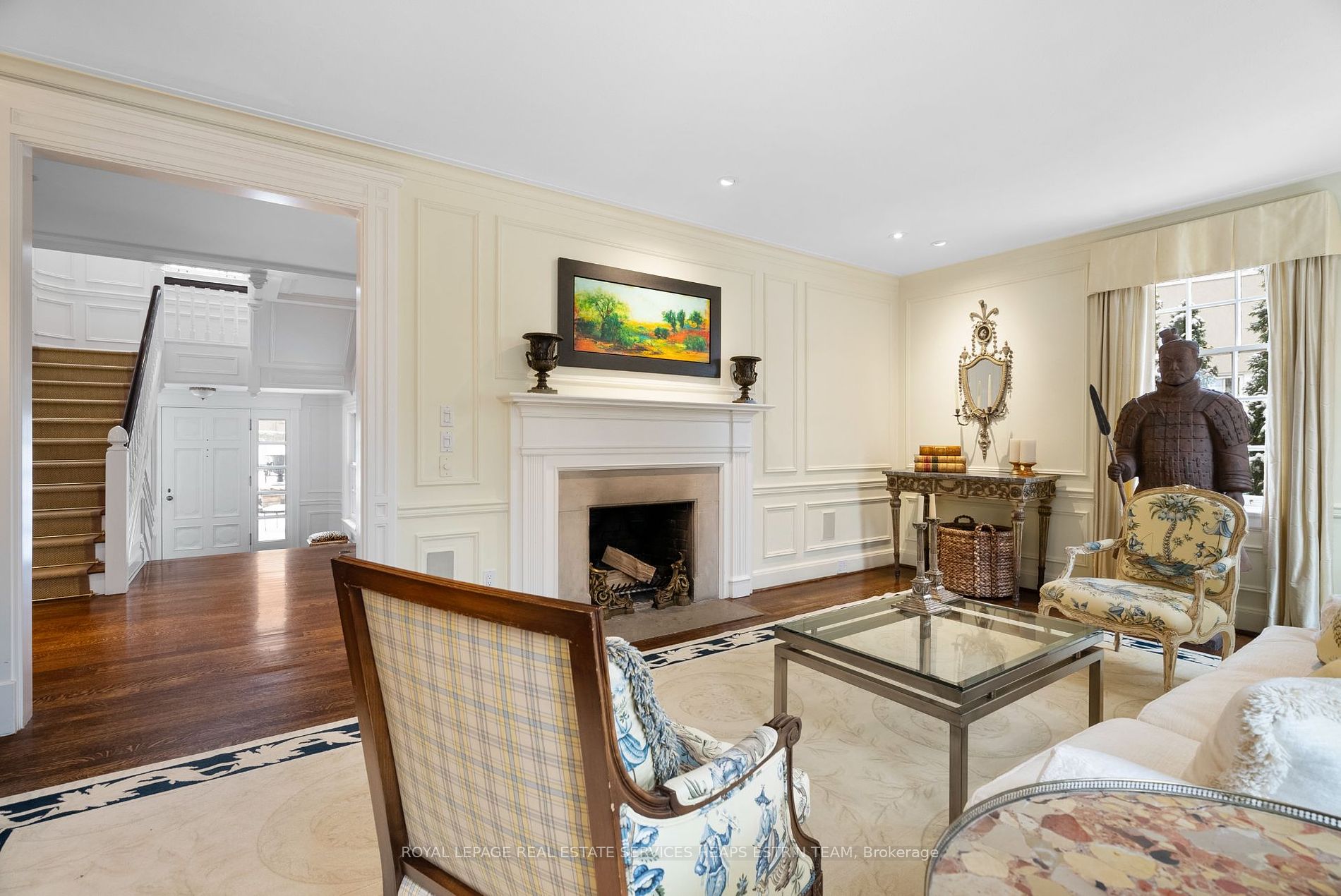 8 Lawrence Crescent