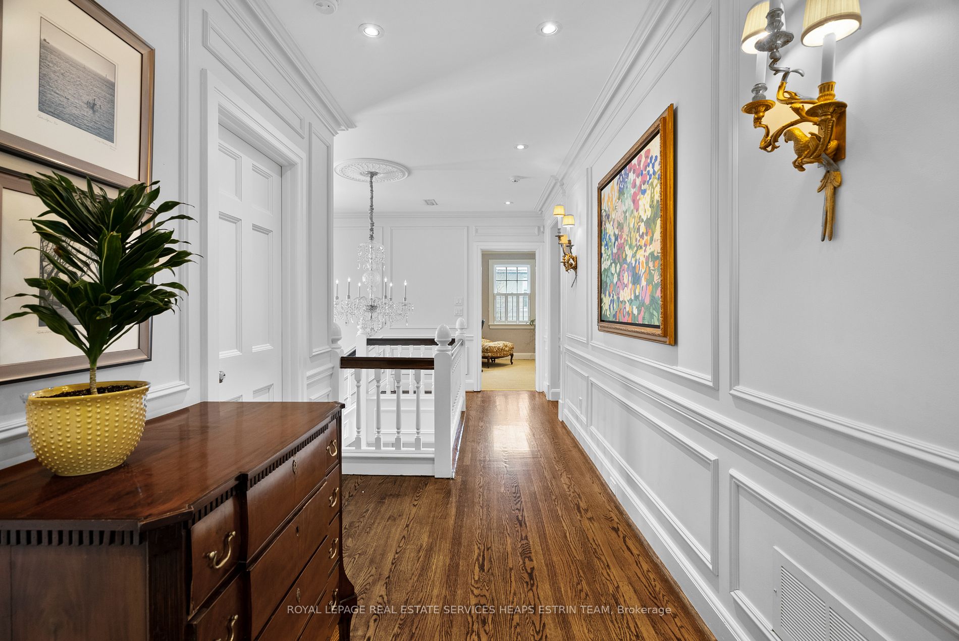 8 Lawrence Crescent