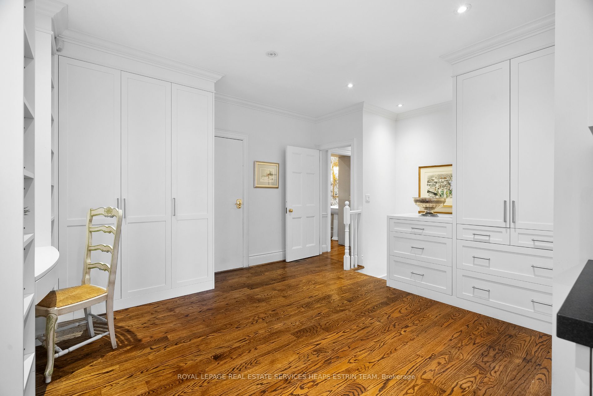 8 Lawrence Crescent