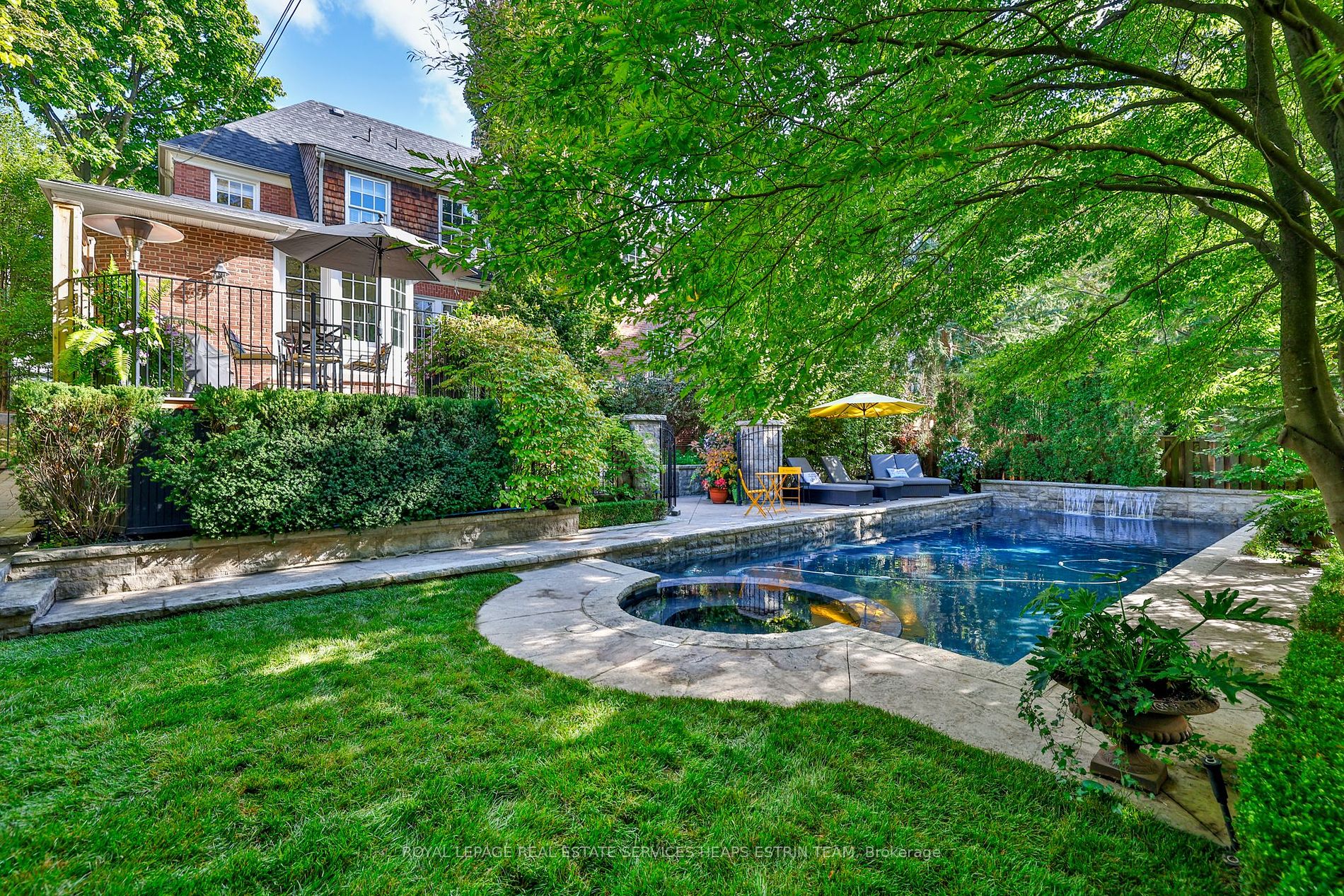 8 Lawrence Crescent