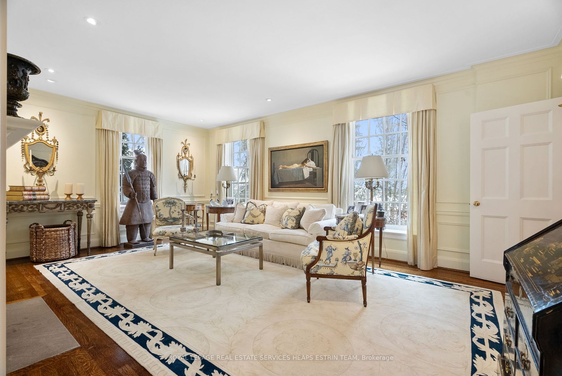 8 Lawrence Crescent