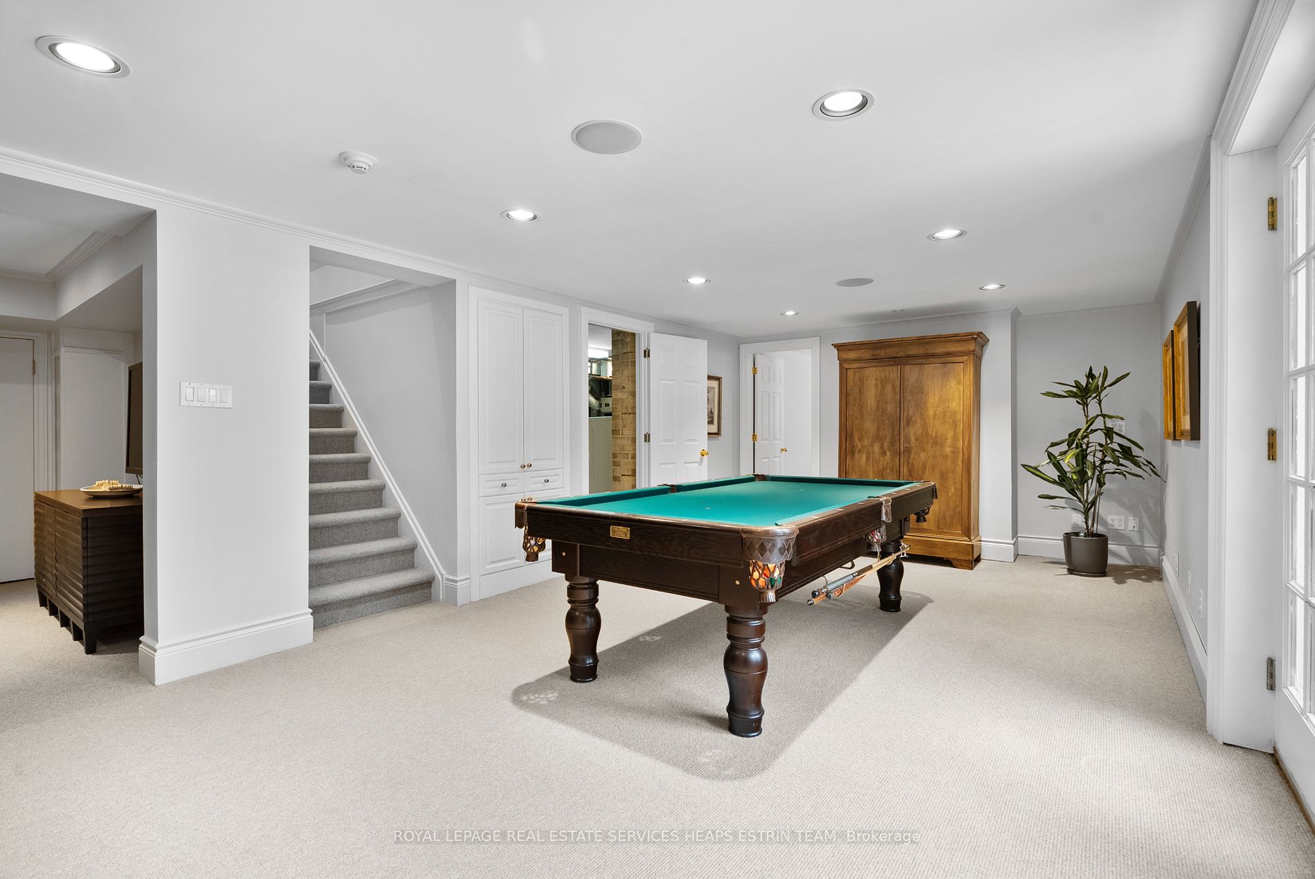 8 Lawrence Crescent