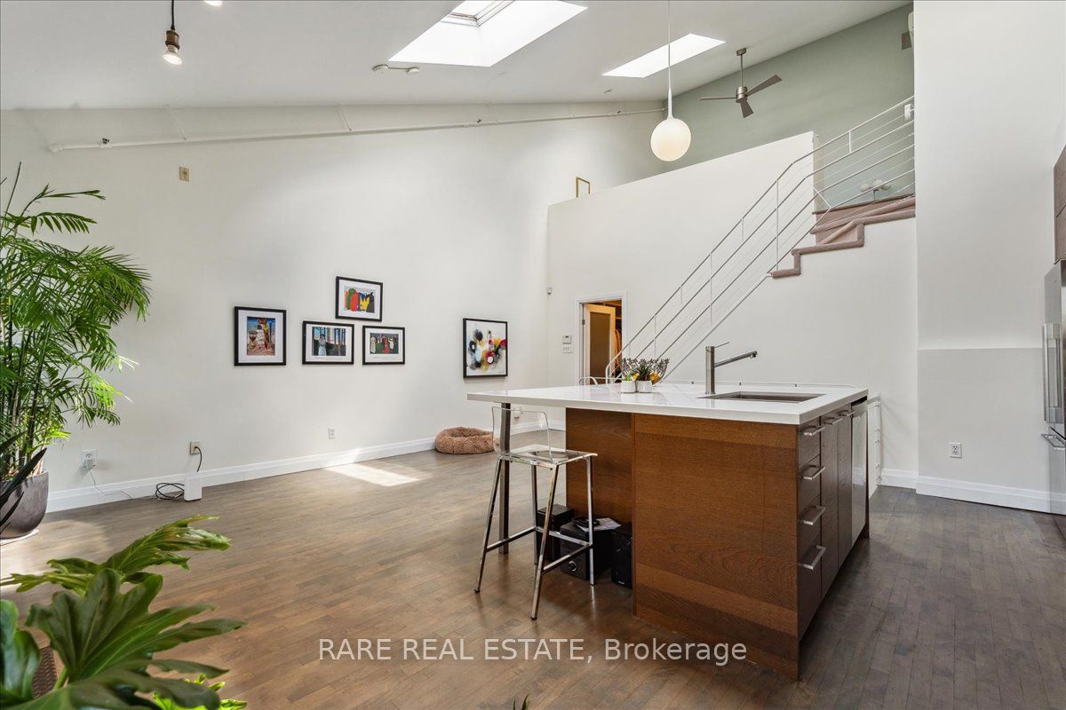 670 Richmond St, #204