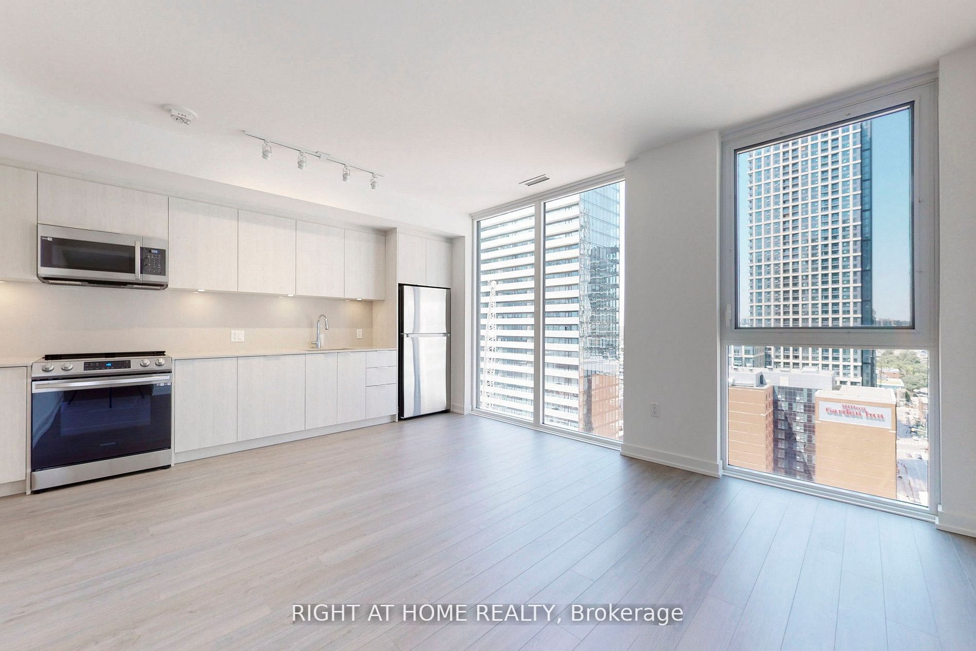 357 King St W, #1903