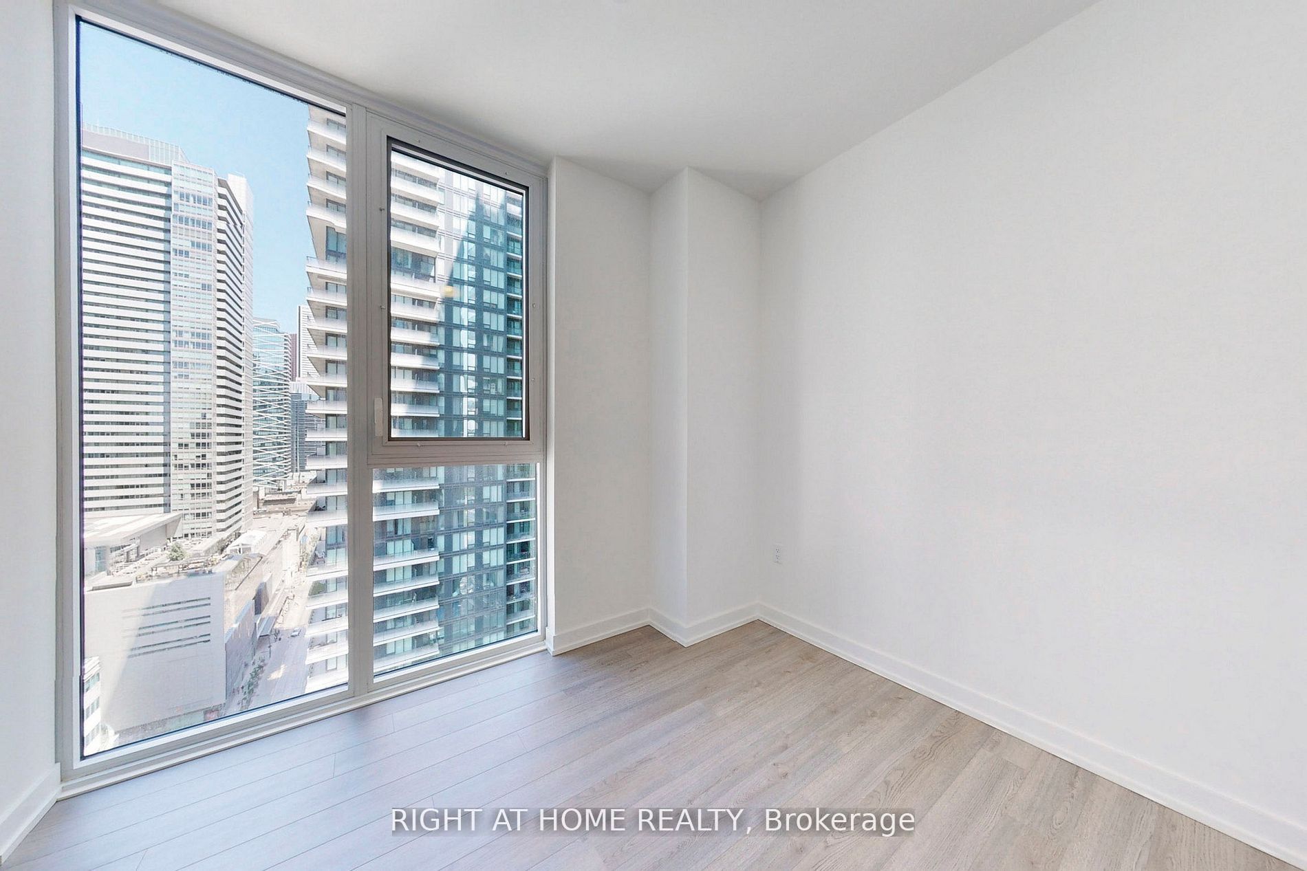 357 King St W, #1903