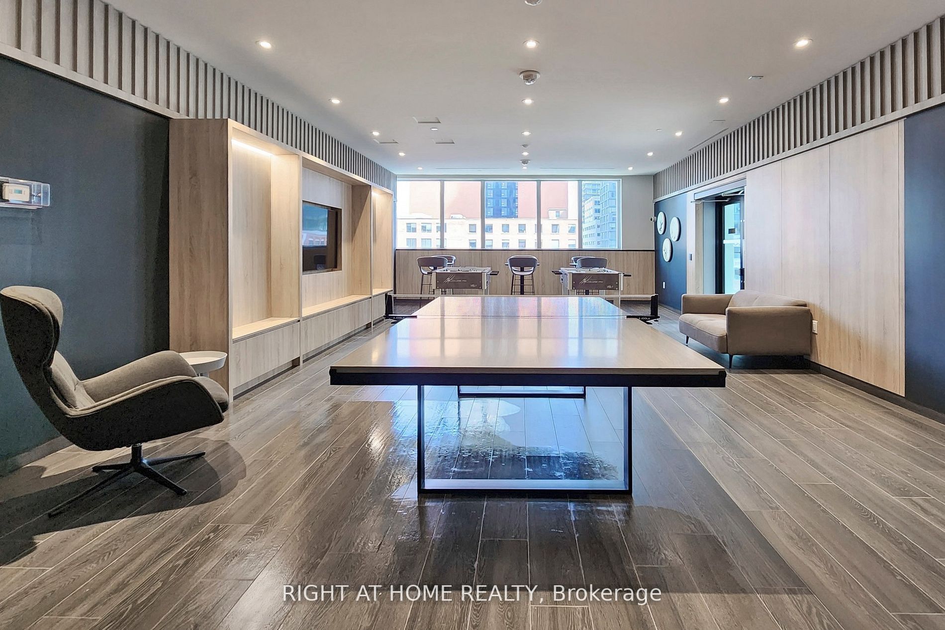 357 King St W, #1903