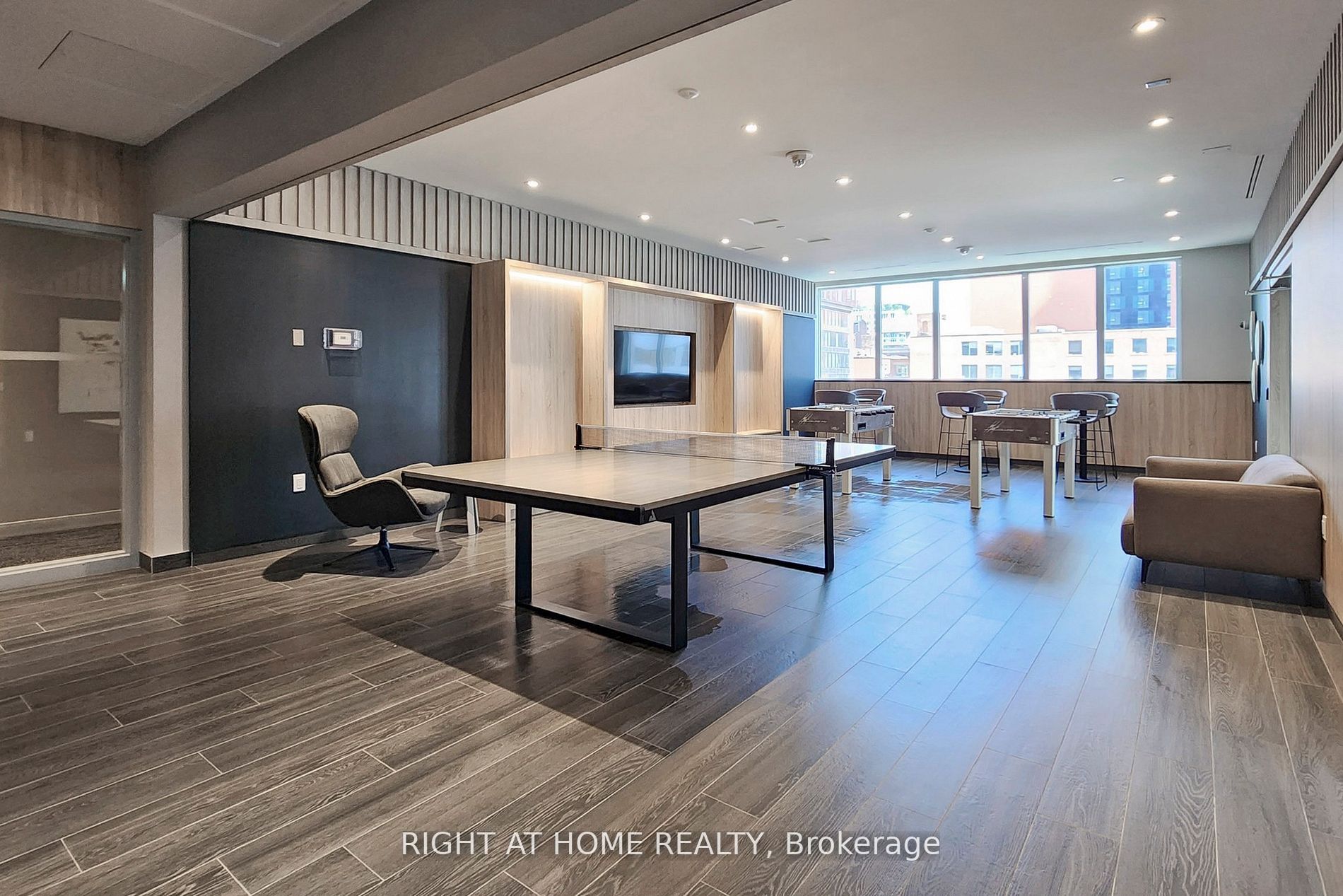 357 King St W, #1903