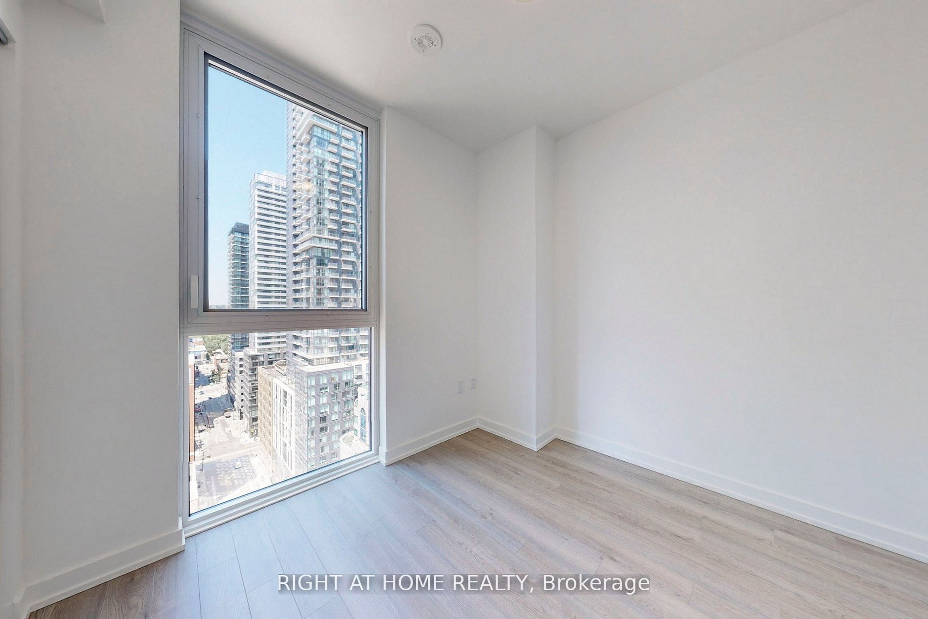 357 King St W, #1903