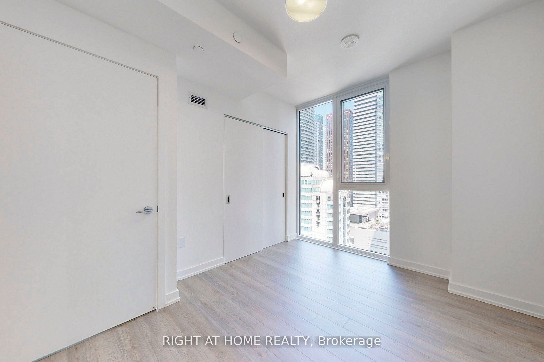 357 King St W, #1903