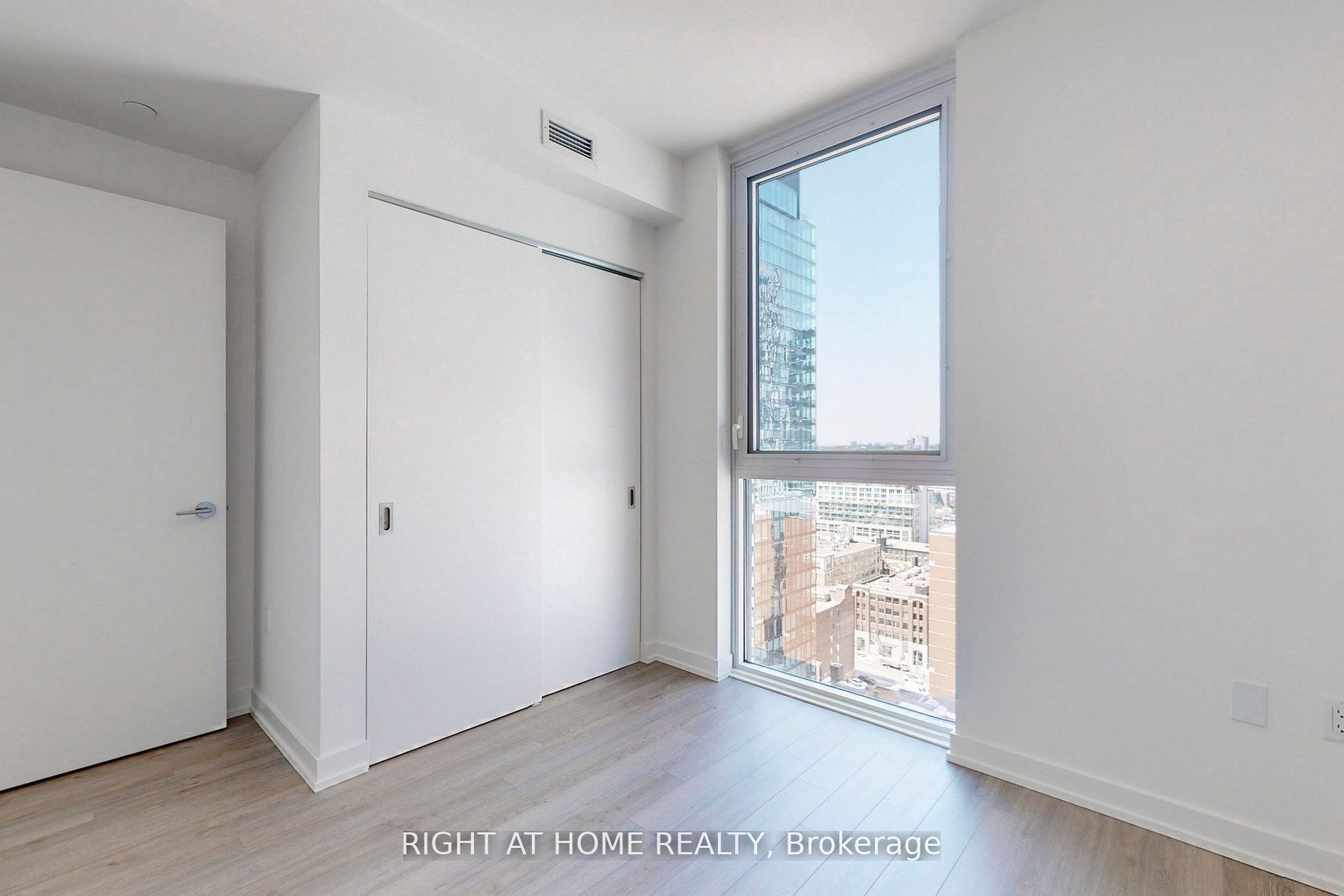 357 King St W, #1903