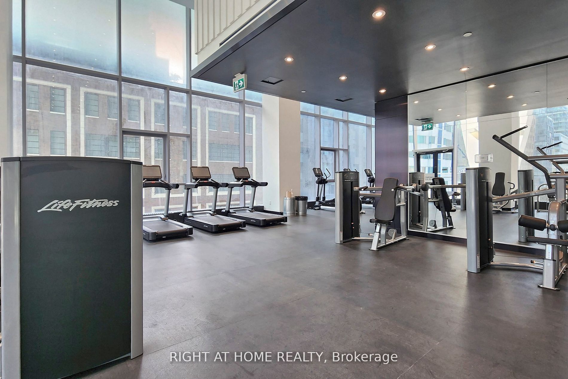 357 King St W, #1903