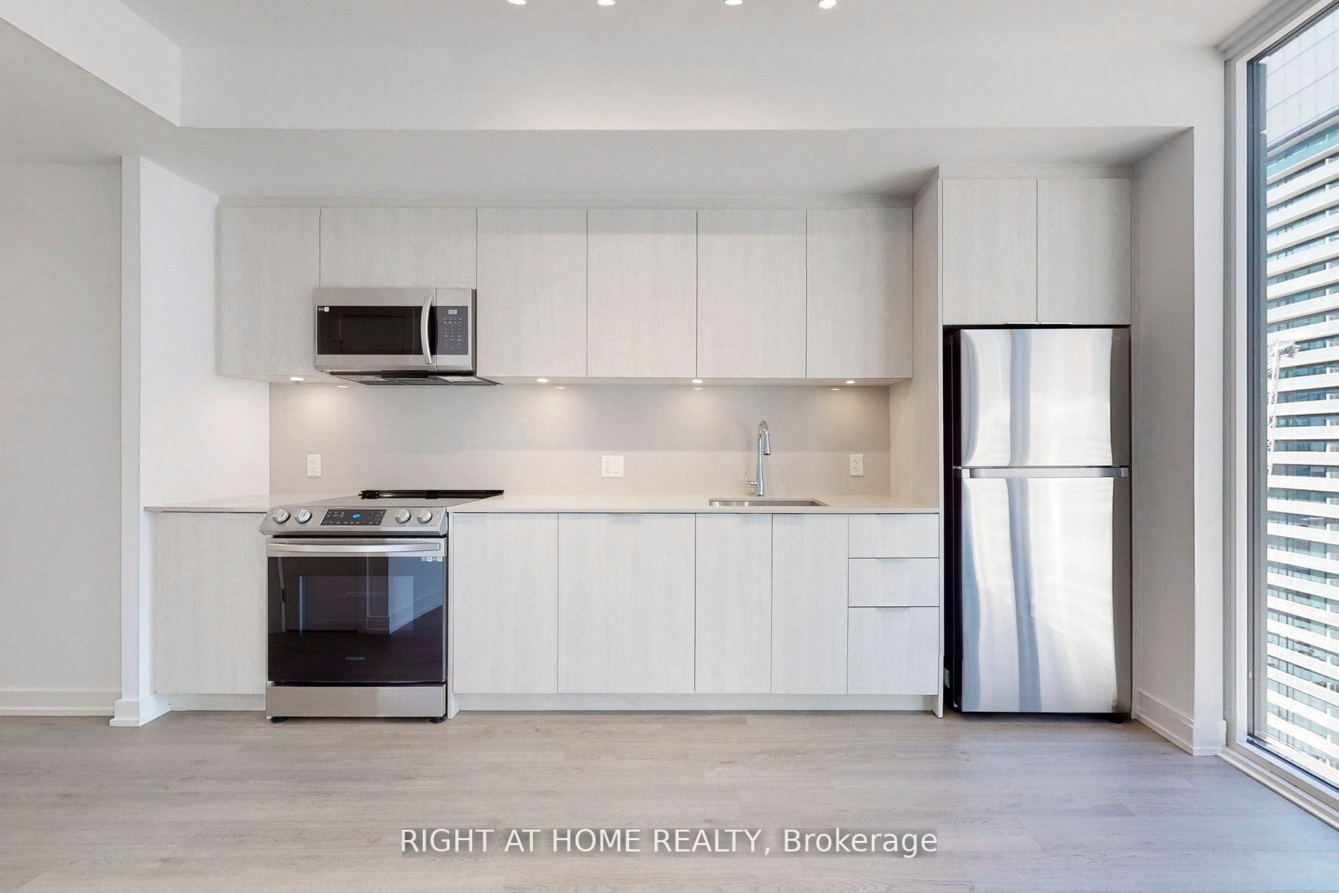 357 King St W, #1903