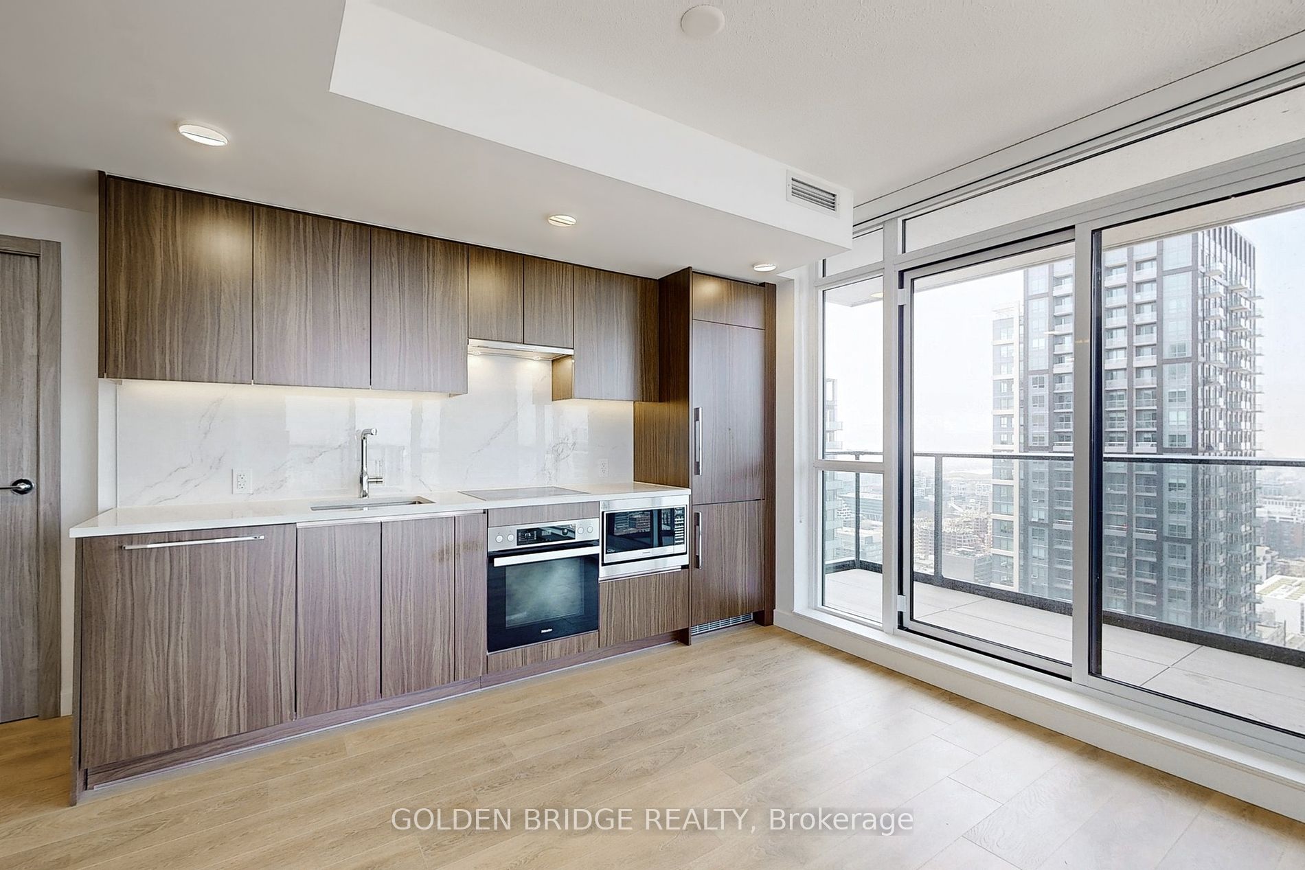 38 Widmer Street, #4211