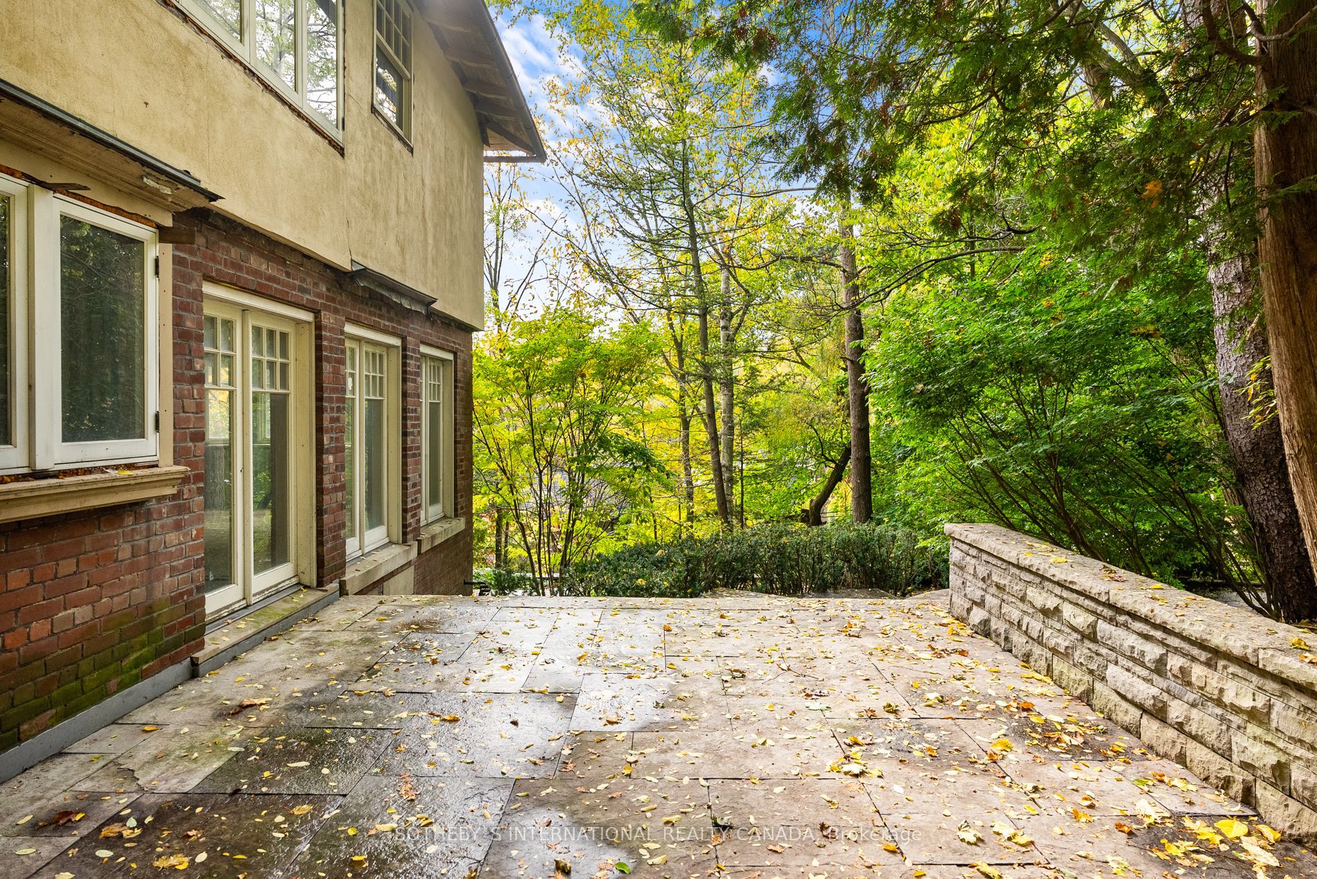 56 Roxborough Dr