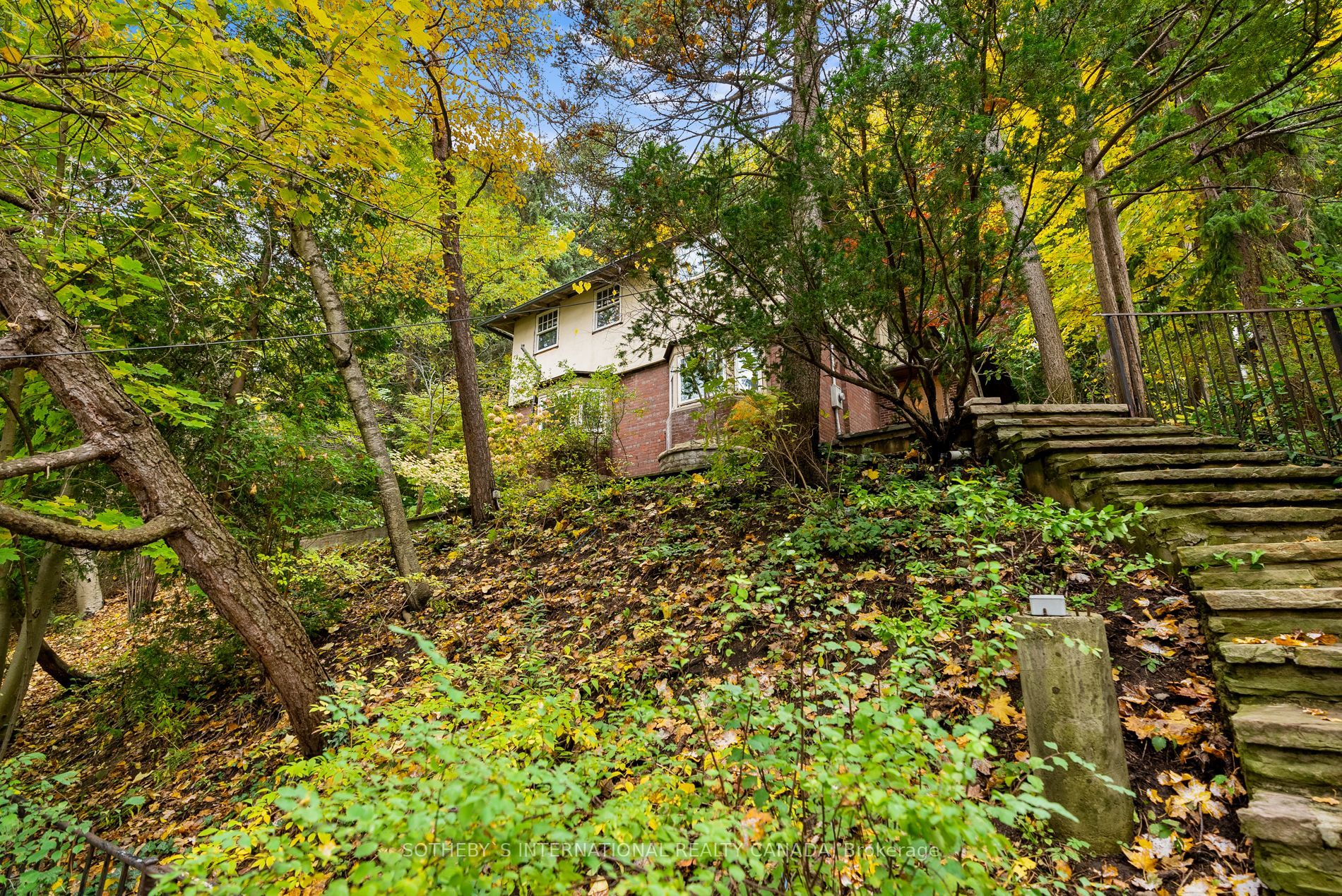 56 Roxborough Dr