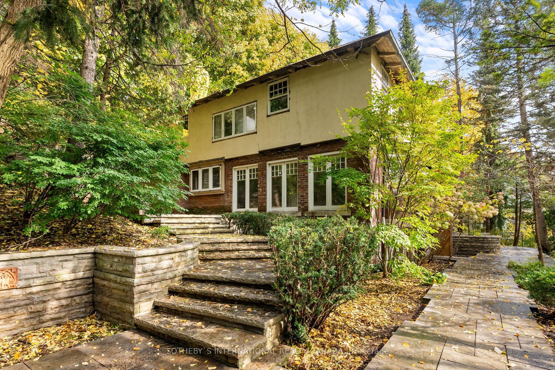 56 Roxborough Dr
