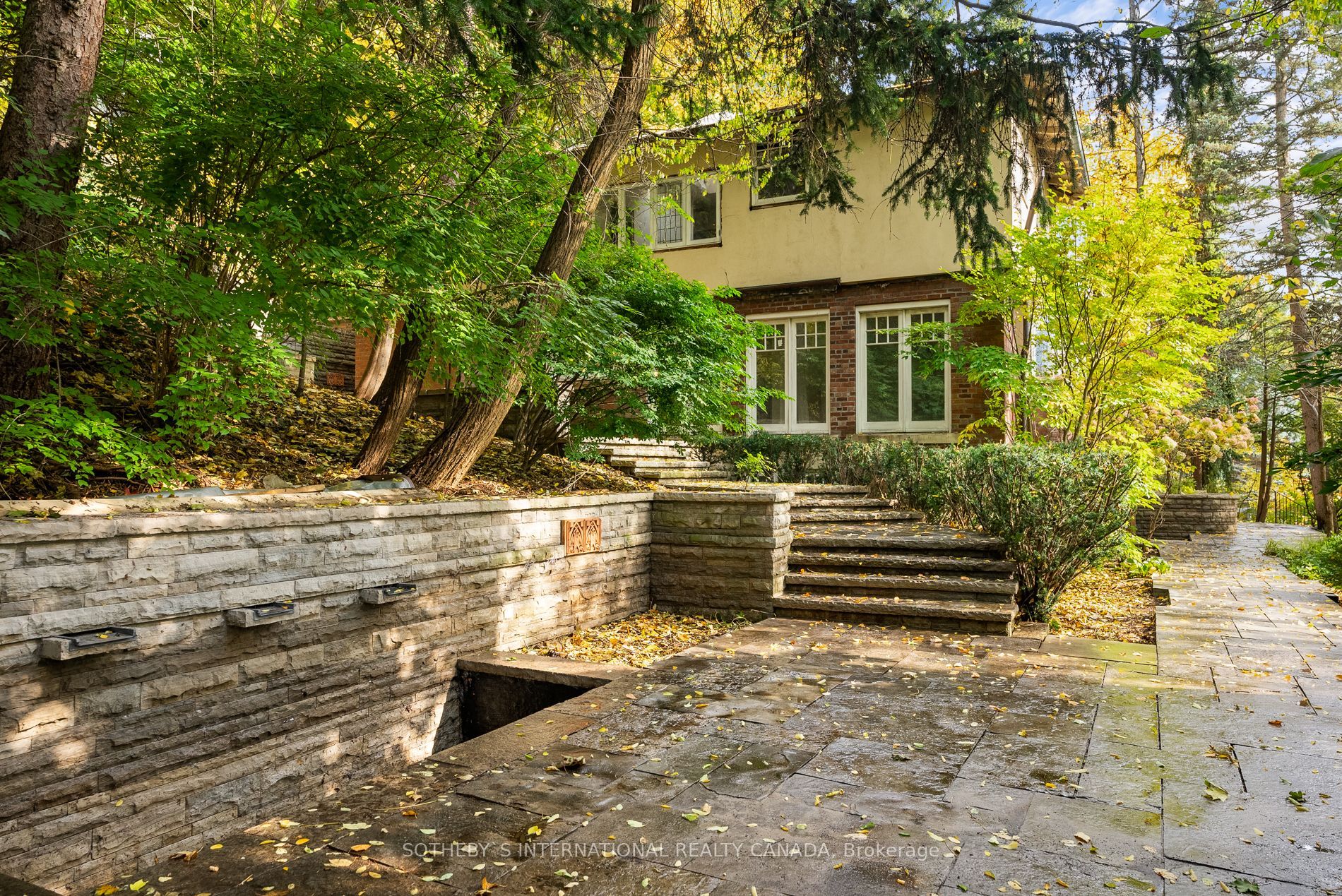 56 Roxborough Dr