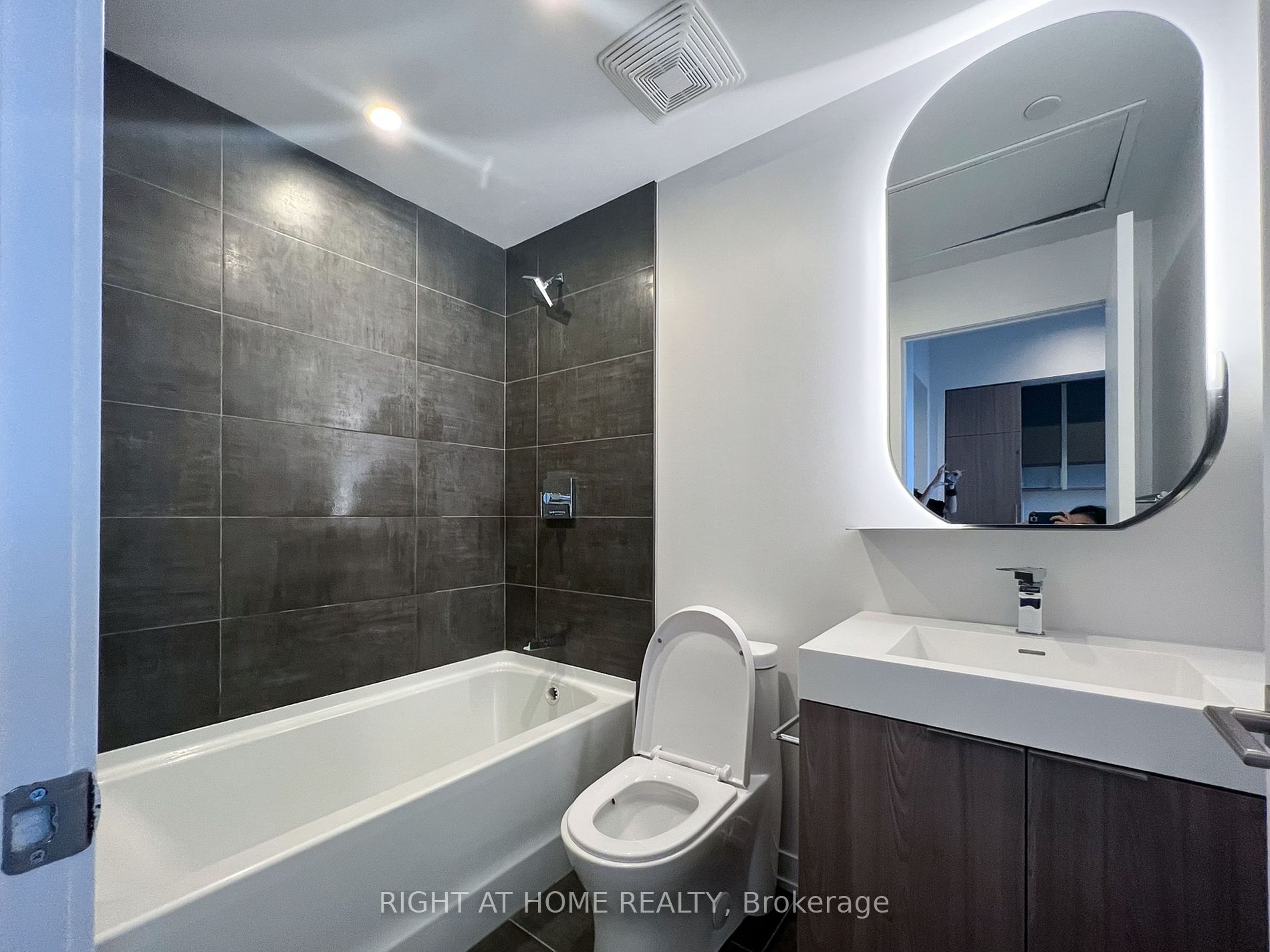 15 Holmes Avenue, #2407