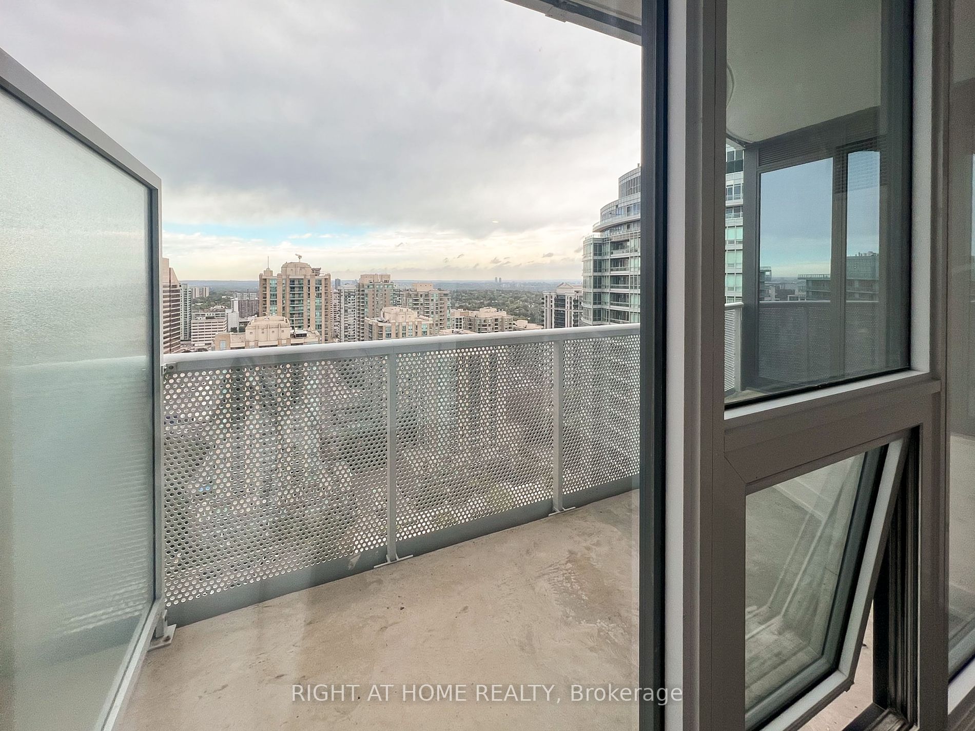 15 Holmes Avenue, #2407