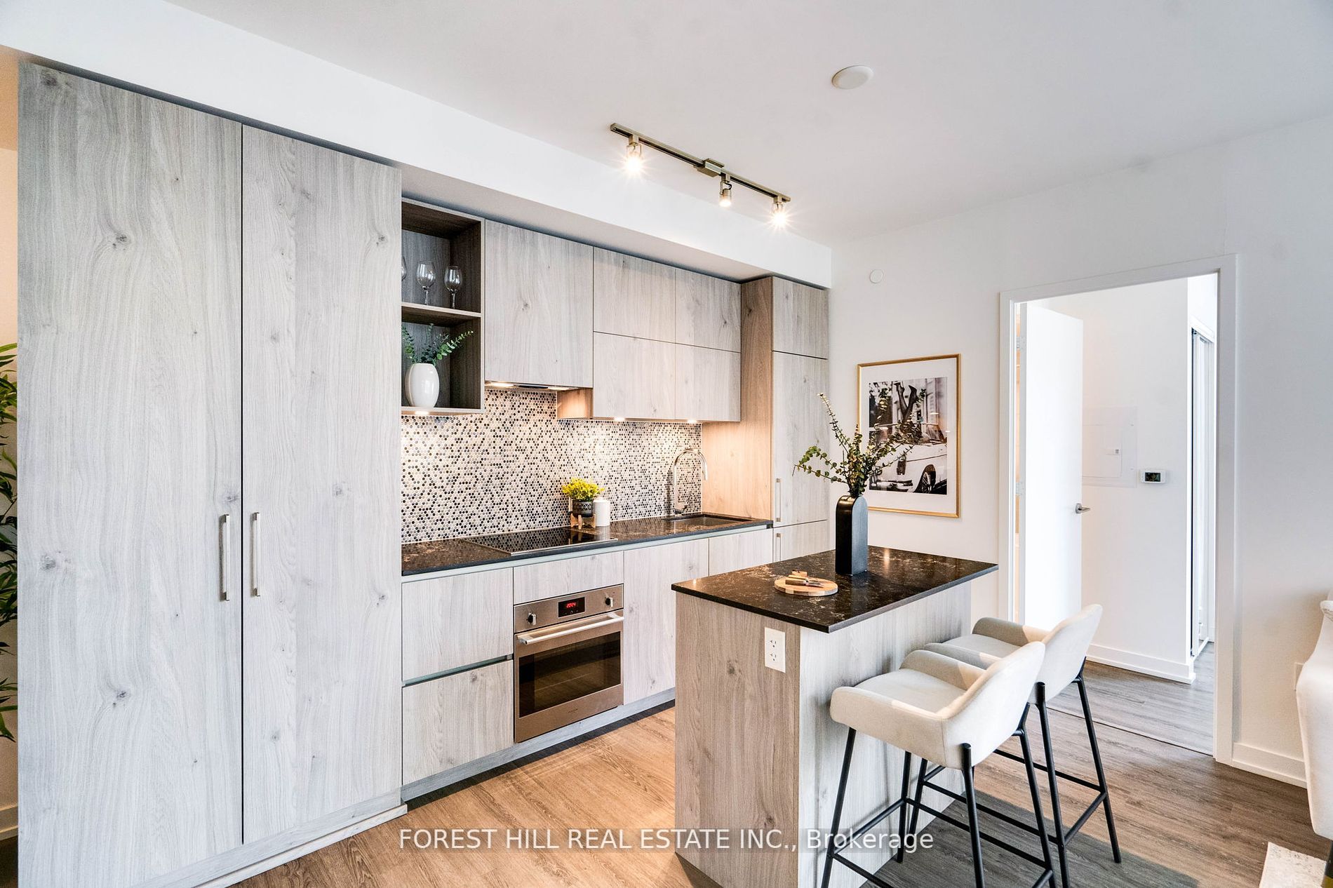 1 Yorkville Ave, #802
