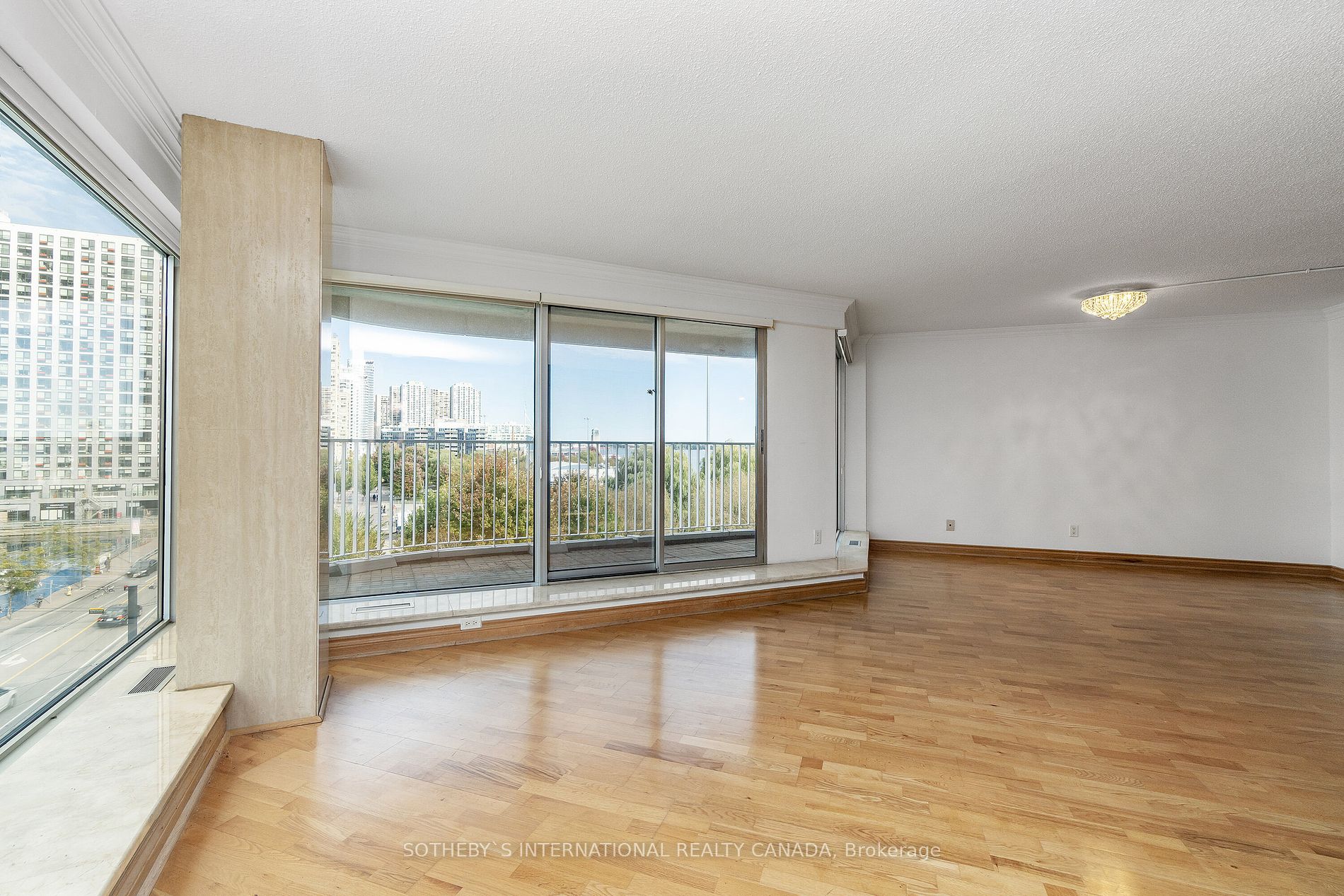 401 Queens Quay W, #512