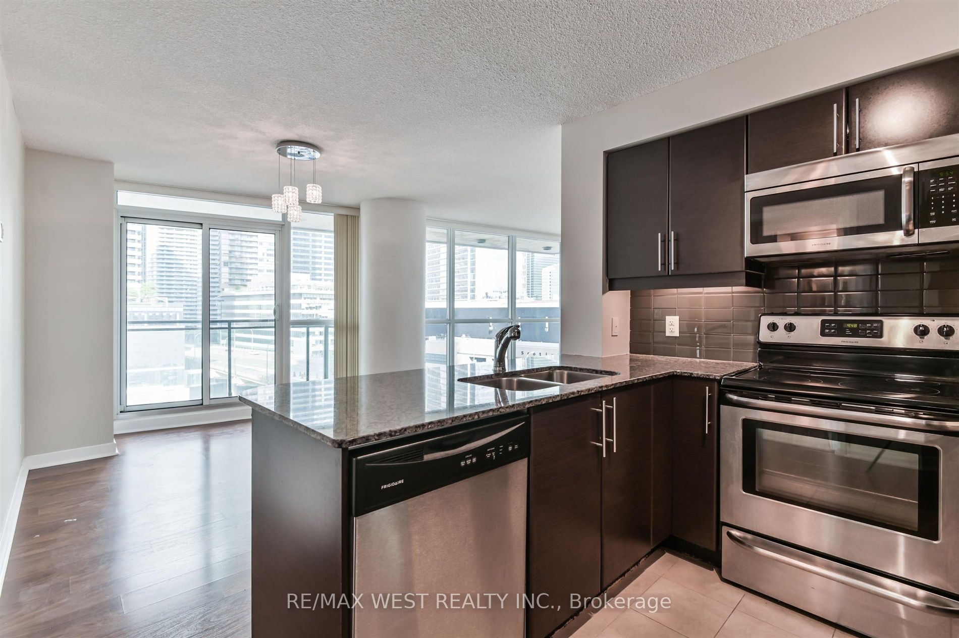 33 Bay St, #903