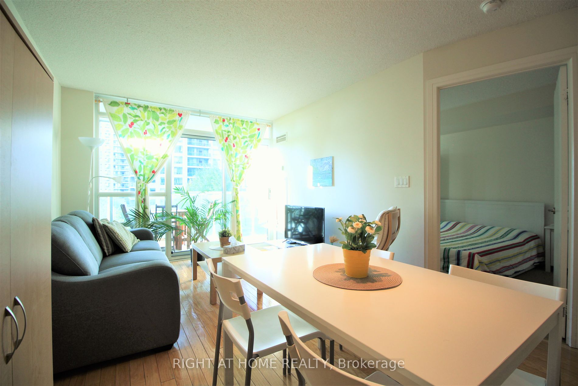 16 Harrison Garden Boulevard, #406