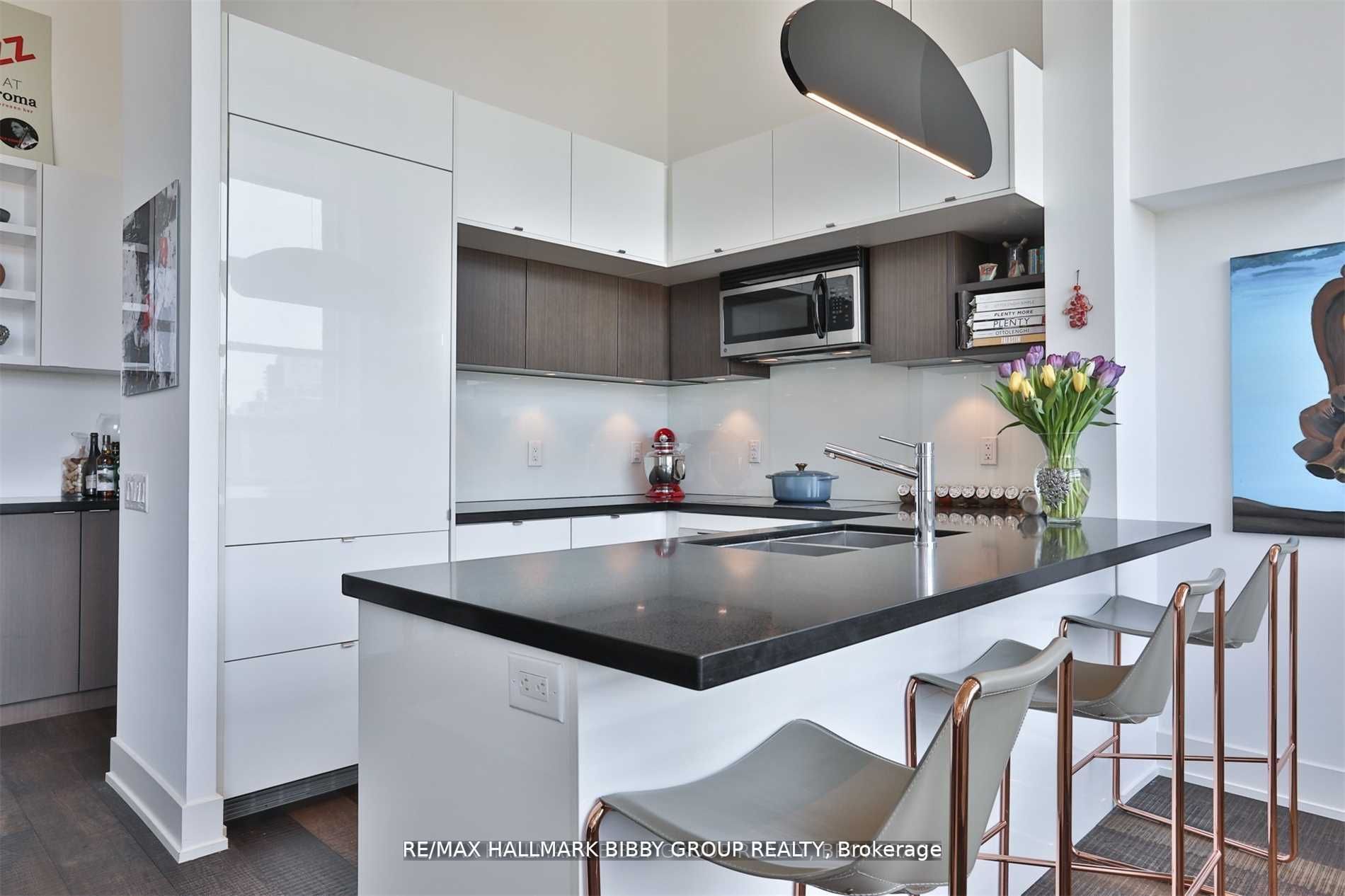 111 St Clair Ave W, #819