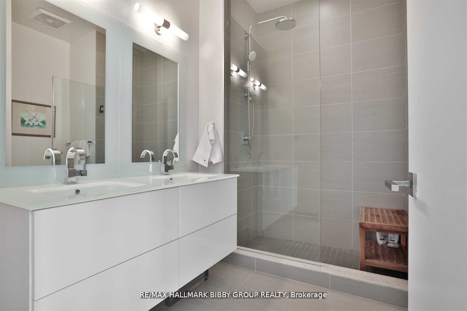 111 St Clair Ave W, #819