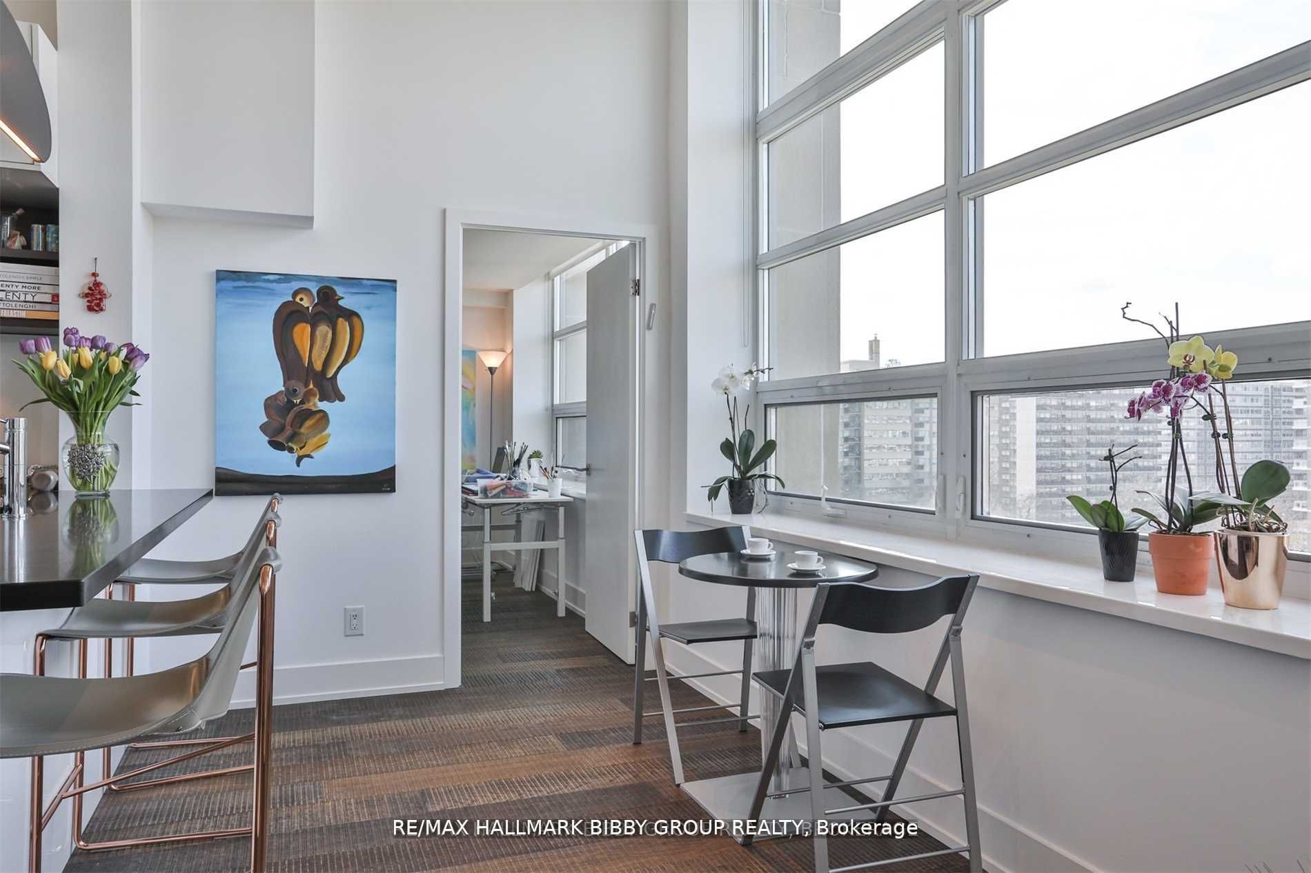 111 St Clair Ave W, #819